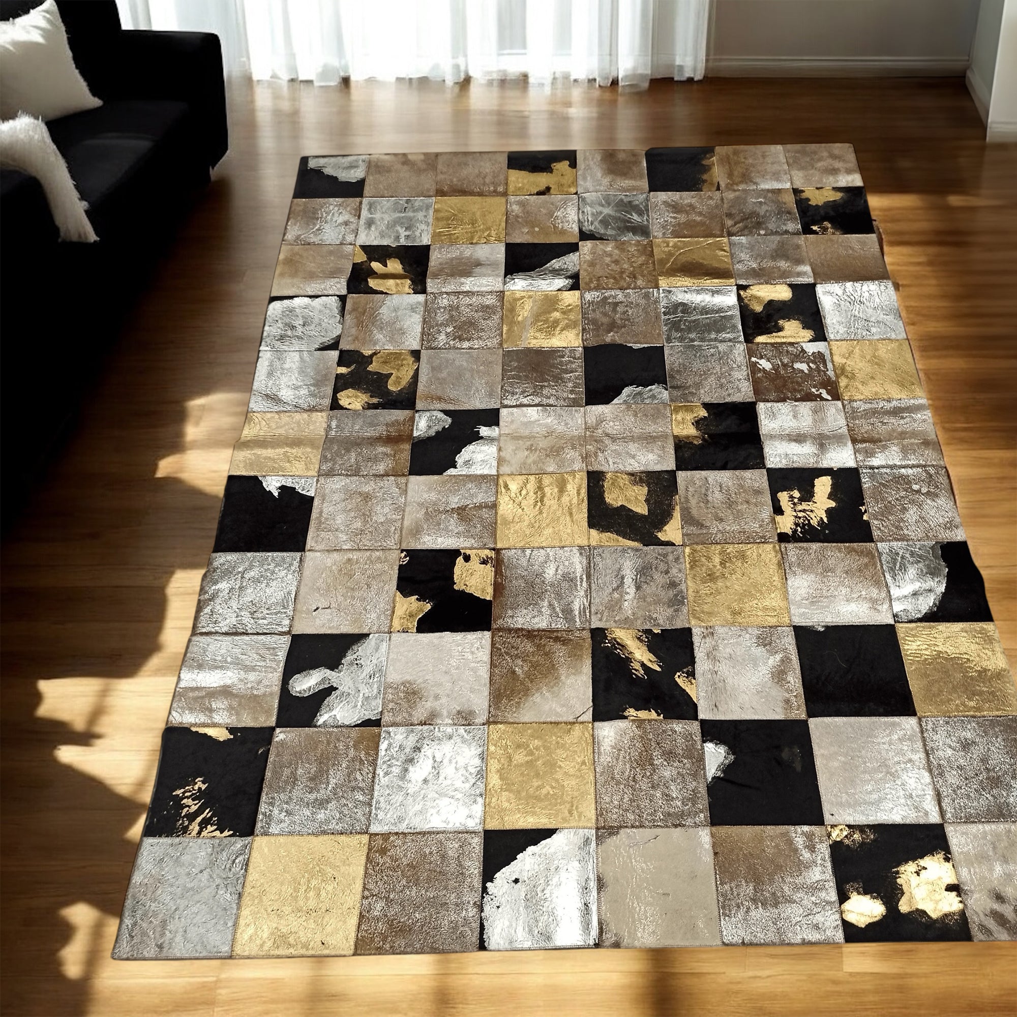 Altın Gümüş Renkli Dana Derisi Patchwork Halı – El Yapımı Hakiki Deri Lüks Salon Halısı