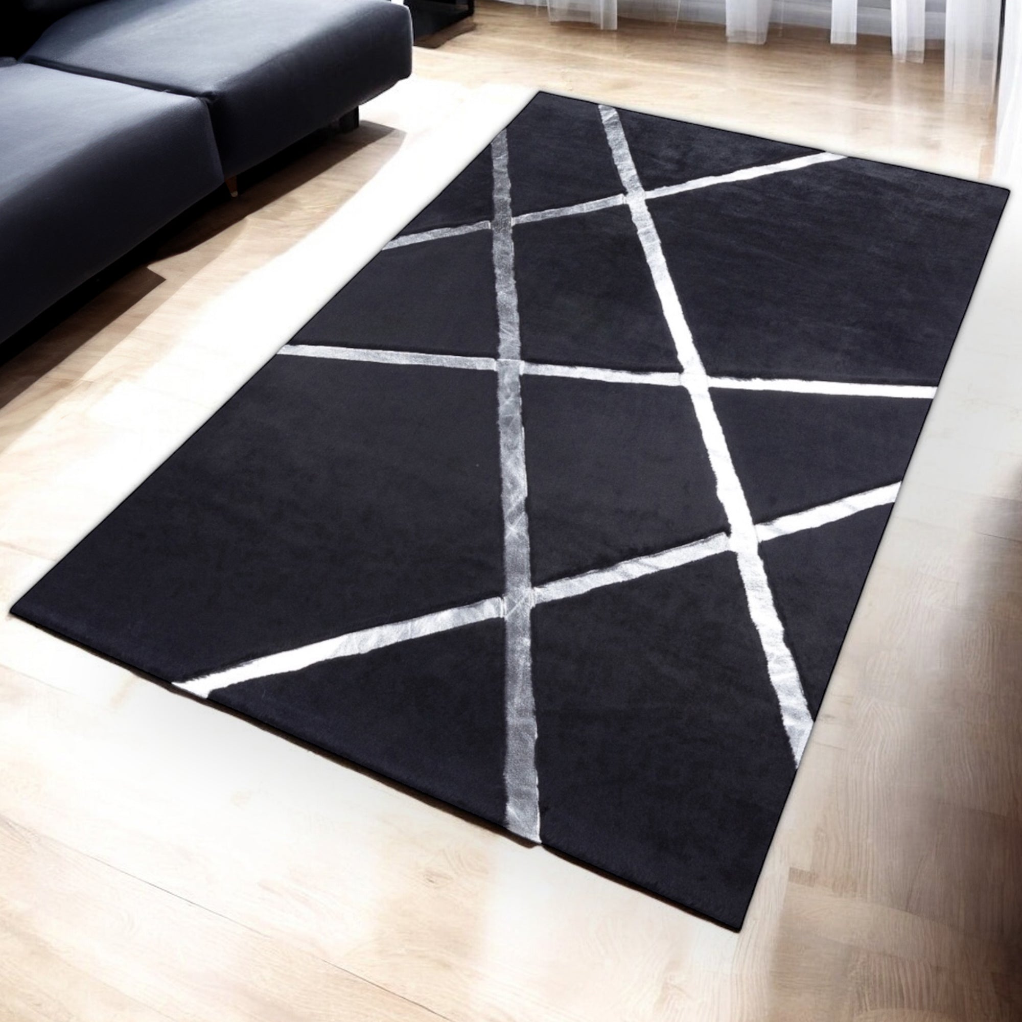 Siyah Üzerine Gümüş Desenli Yumuşak Peluş Halı