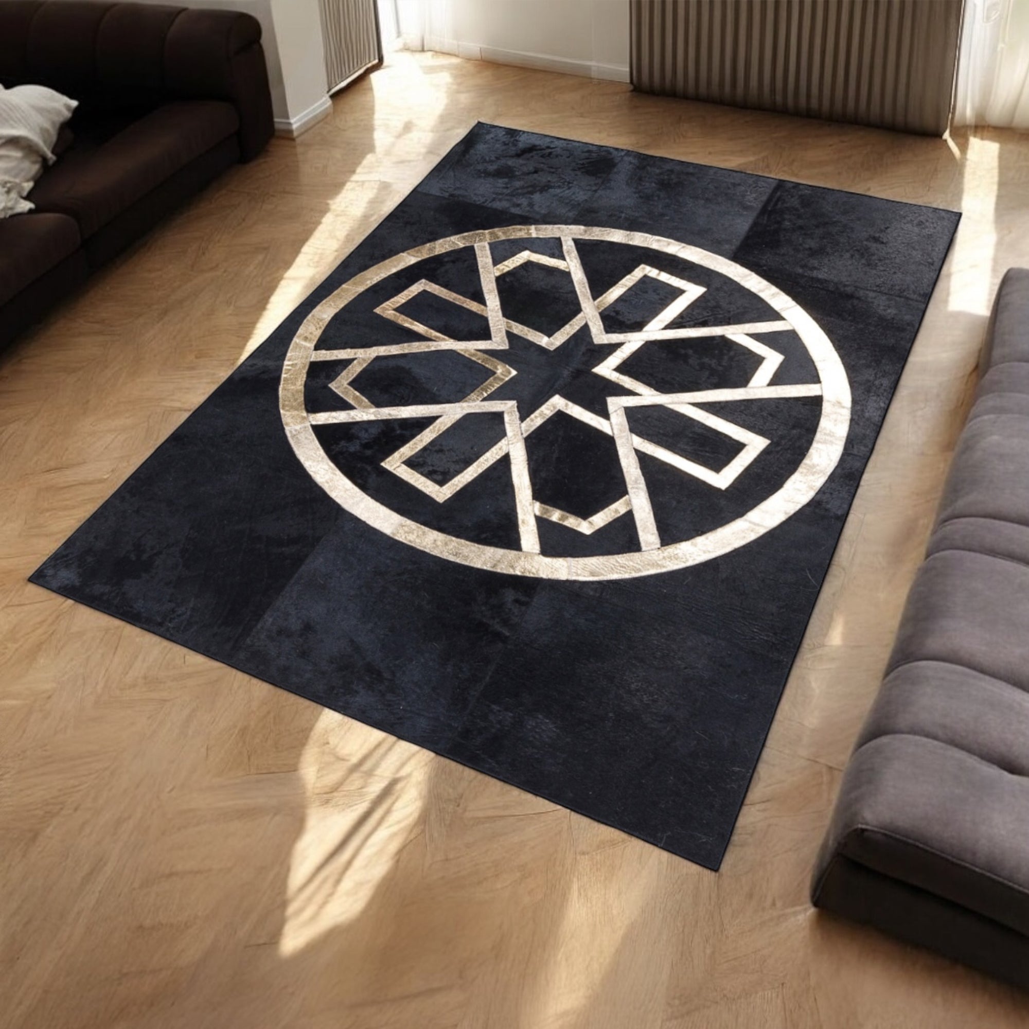 Siyah Dekoratif Dana Derisi Patchwork Halı – El Dokuma Hakiki Deri Salon Halısı