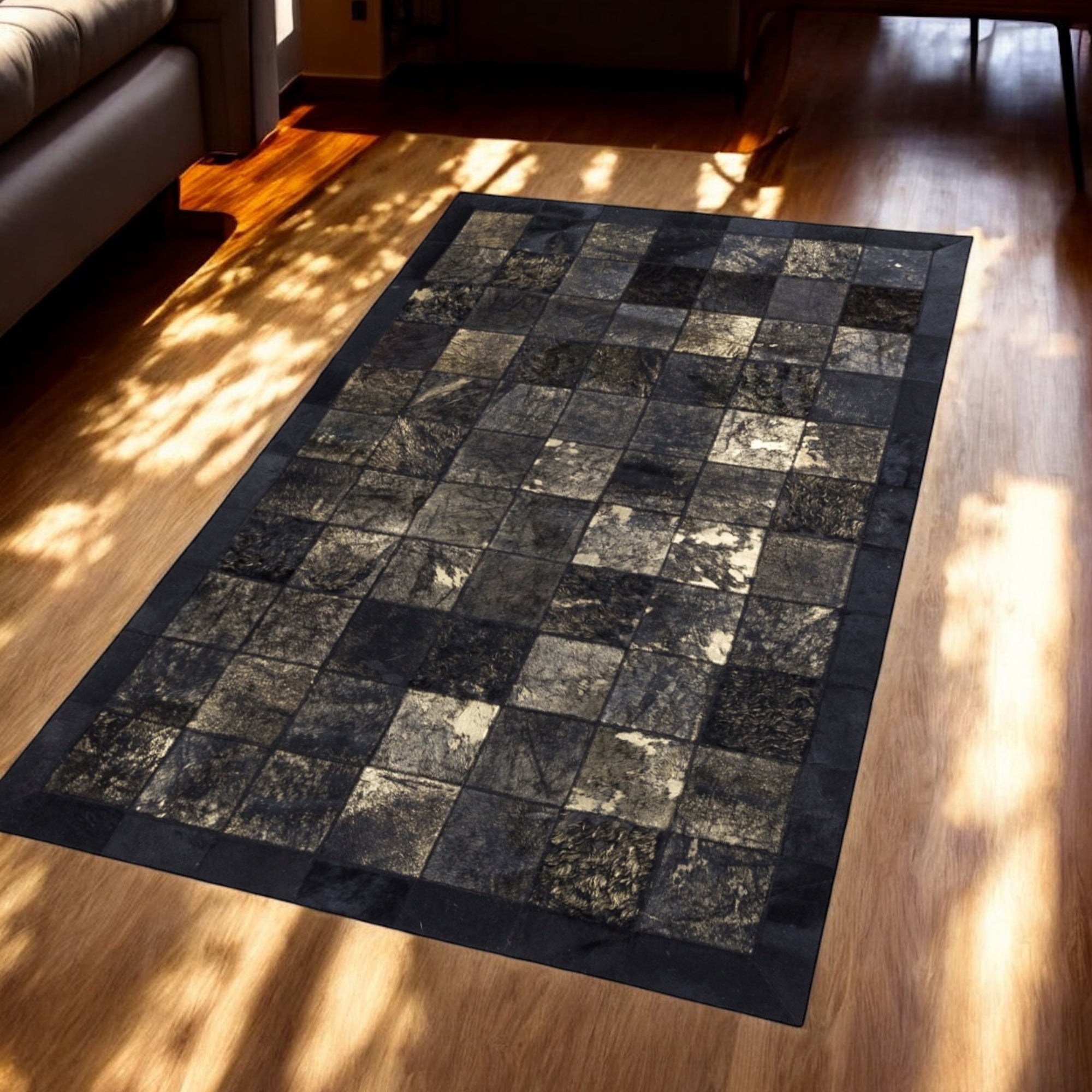 Bej Siyah Altın Renkli Dana Derisi Patchwork Halı – El Yapımı Hakiki Deri Lüks Giriş Halısı