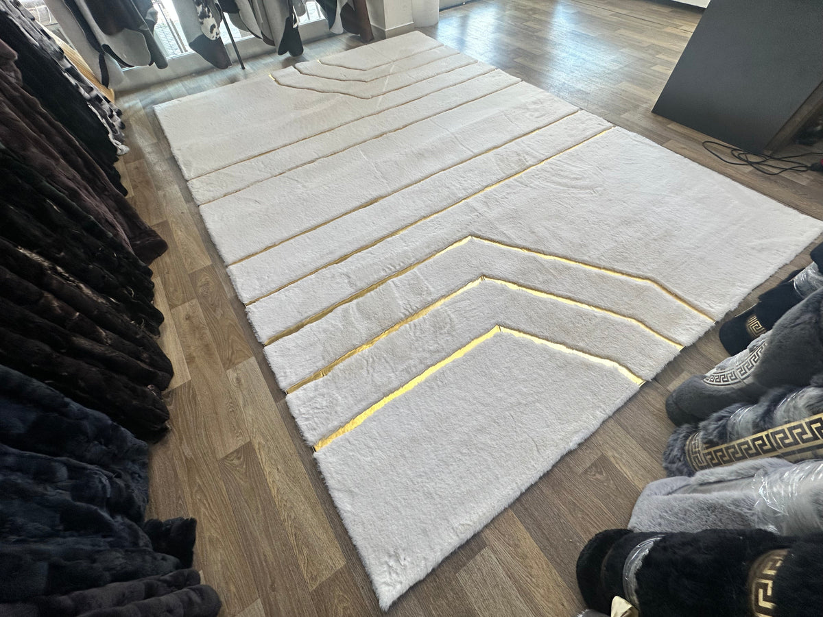 Krem ve Altın Geometrik Peluş Halı – Lüks Görünümlü Salon Halısı