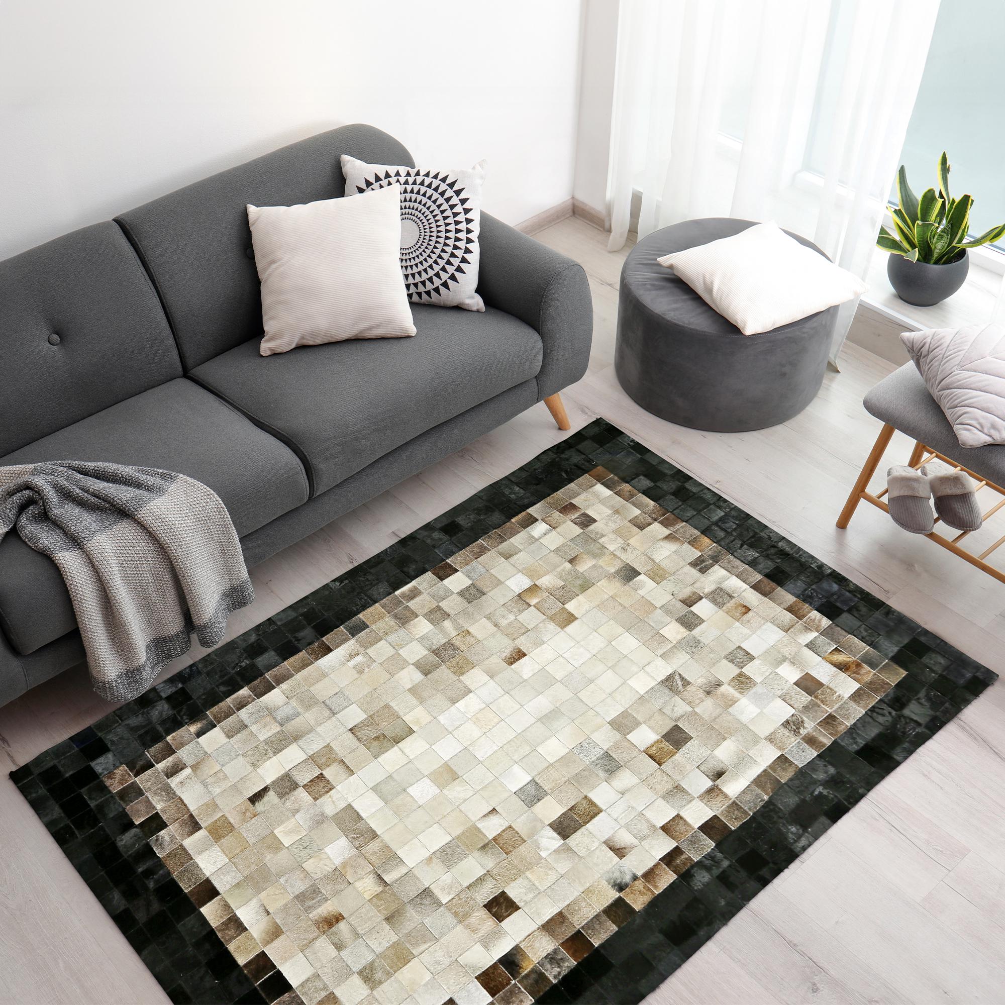 Siyah Köşeli Bej Dana Derisi Patchwork Halı – El Dokuma Hakiki Deri Şık Giriş Halısı