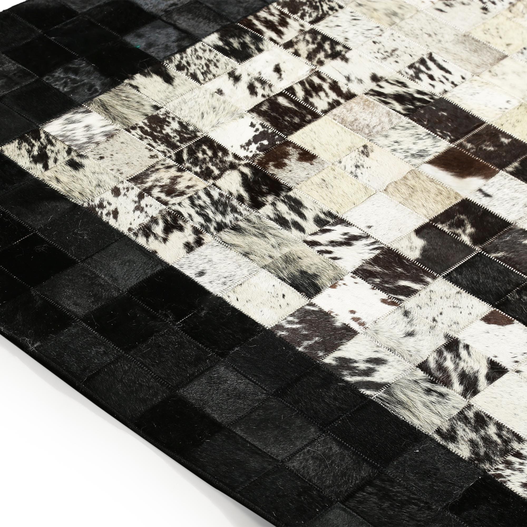 Siyah ve Beyaz Doğal Dana Derisi Patchwork Halı – El Dokuma Hakiki Deri Dekoratif Koridor Halısı