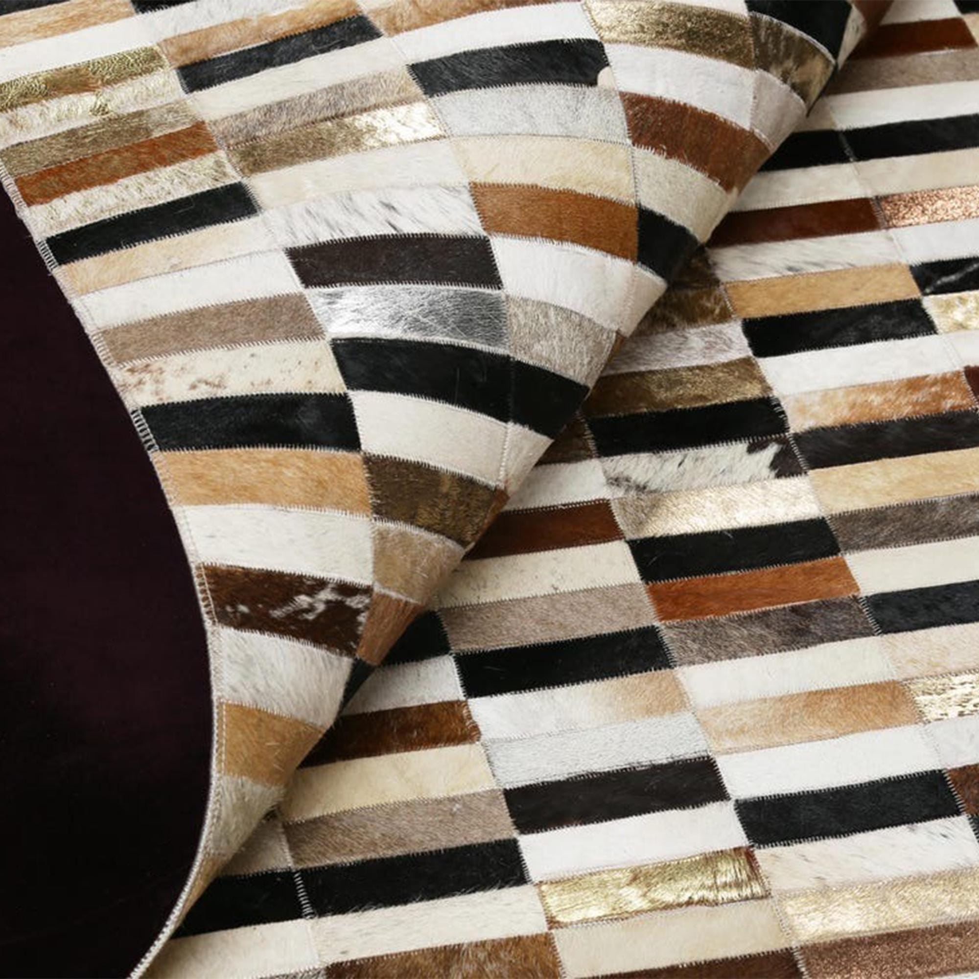 Çok Renkli Dana Derisi Patchwork Halı – Siyah Kahverengi Bej El Yapımı Hakiki Deri Şık Salon Halısı