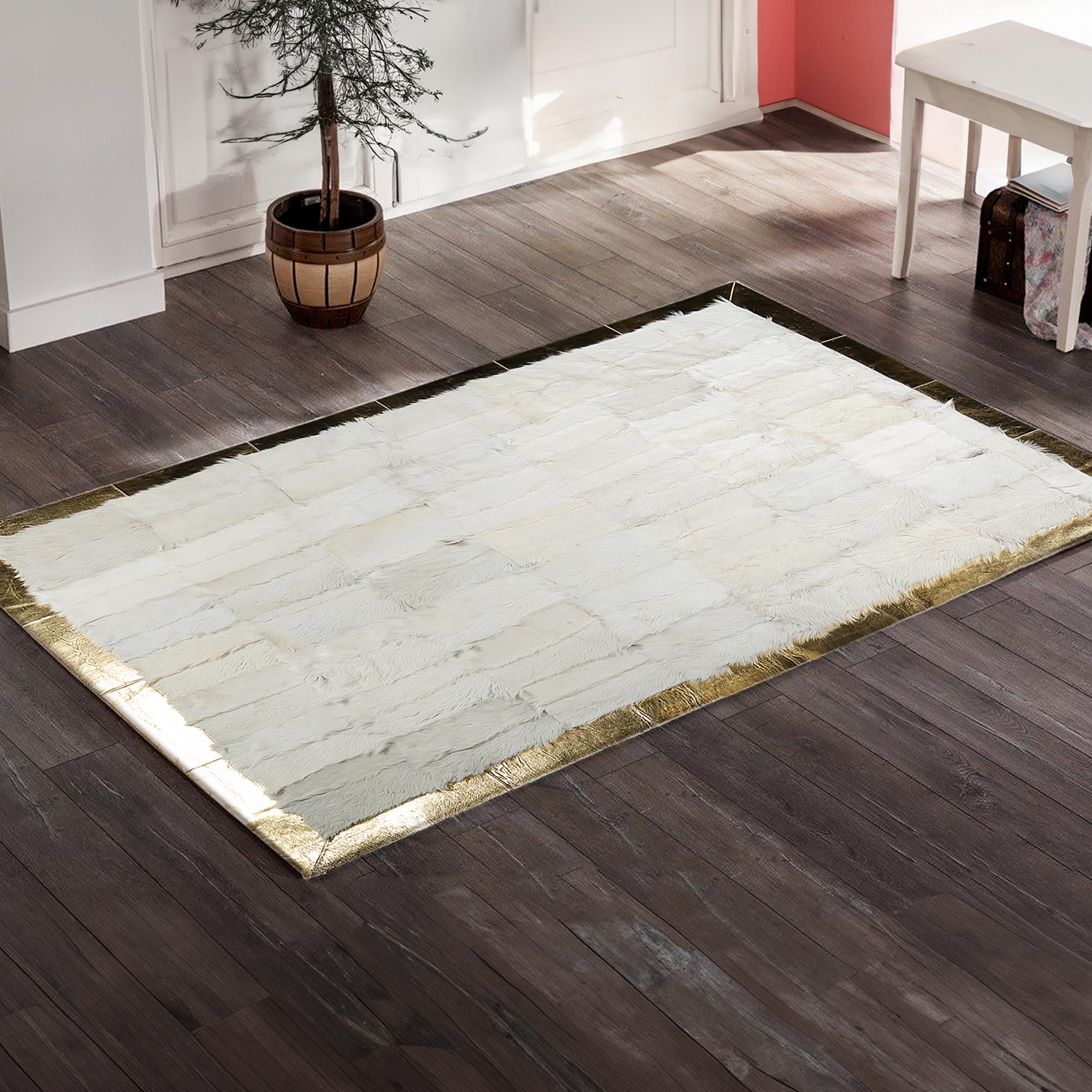 Beyaz Patchwork Oğlak Derisi Halı – Altın Bordürlü El Yapımı Doğal Deri Halı, Lüks Dekoratif Salon Halısı