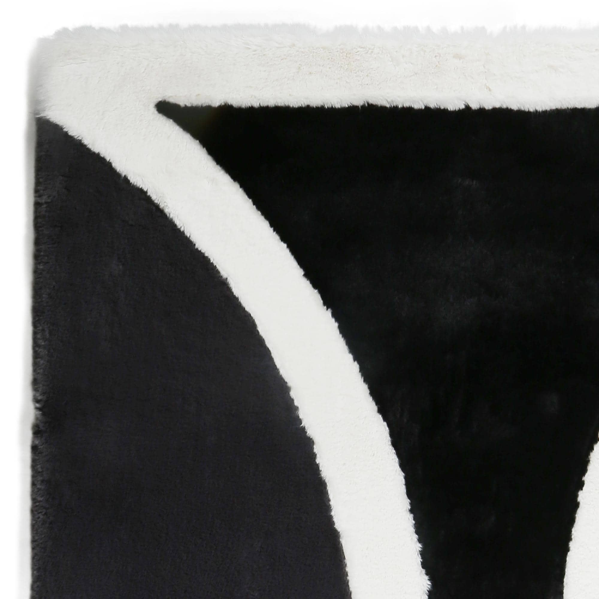 Siyah ve Beyaz Kontrast Desenli Yumuşak Dokulu Peluş Lüks Salon Halısı