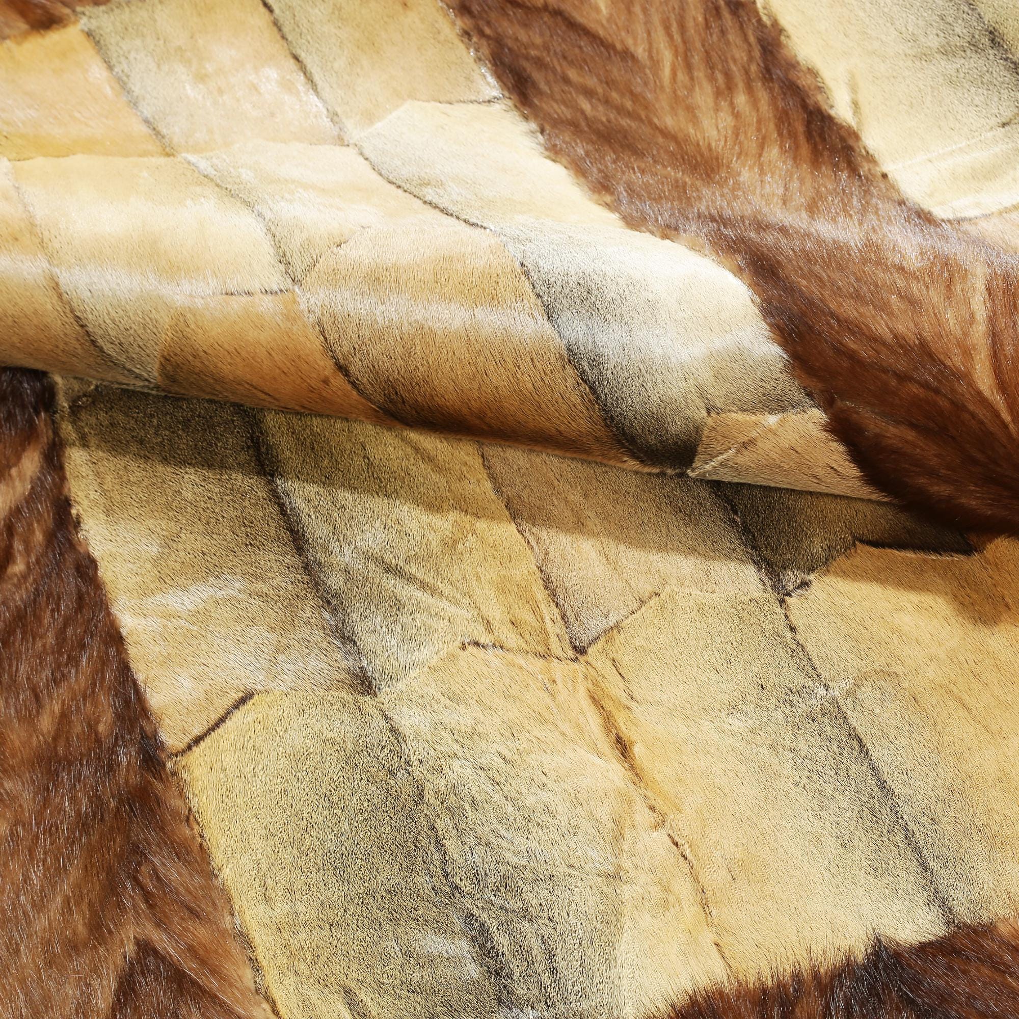 Koyu Kahve Çerçeveli Açık Kahverengi Oğlak Derisi Halı