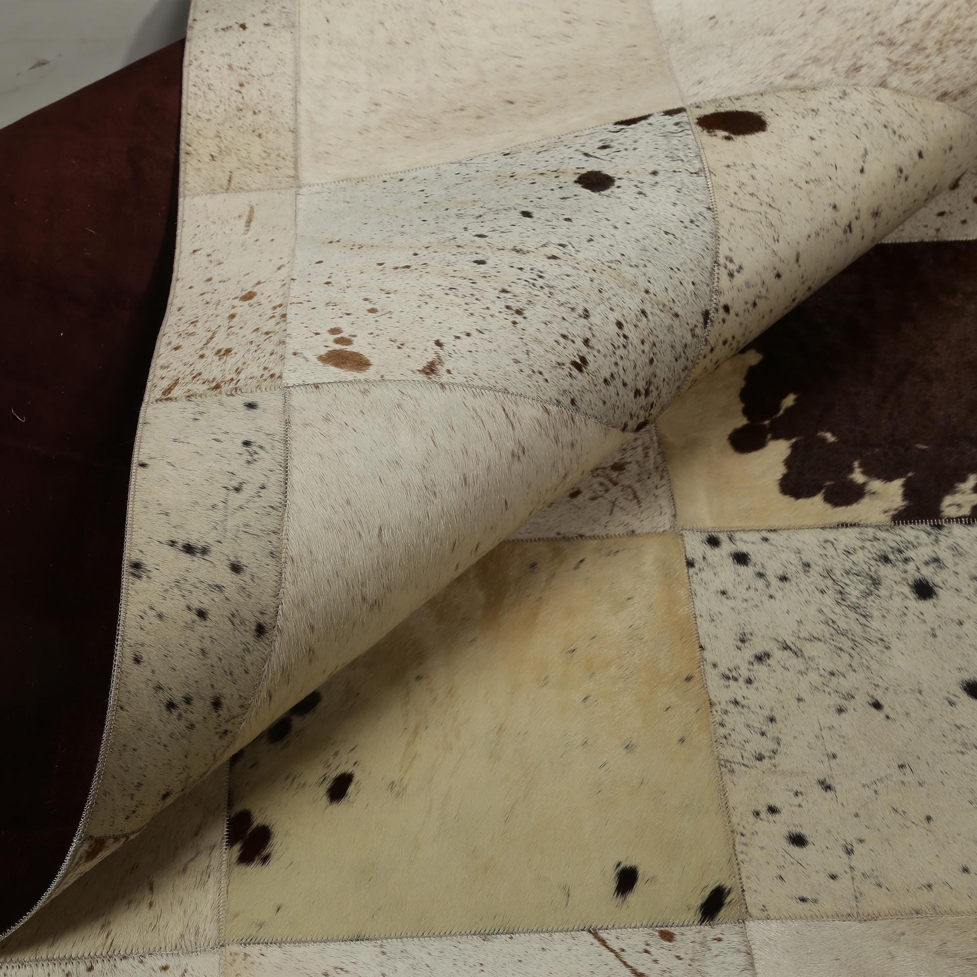 Bej Renkli Doğal Dana Derisi Patchwork Halı – El Yapımı Hakiki Deri Giriş Halısı