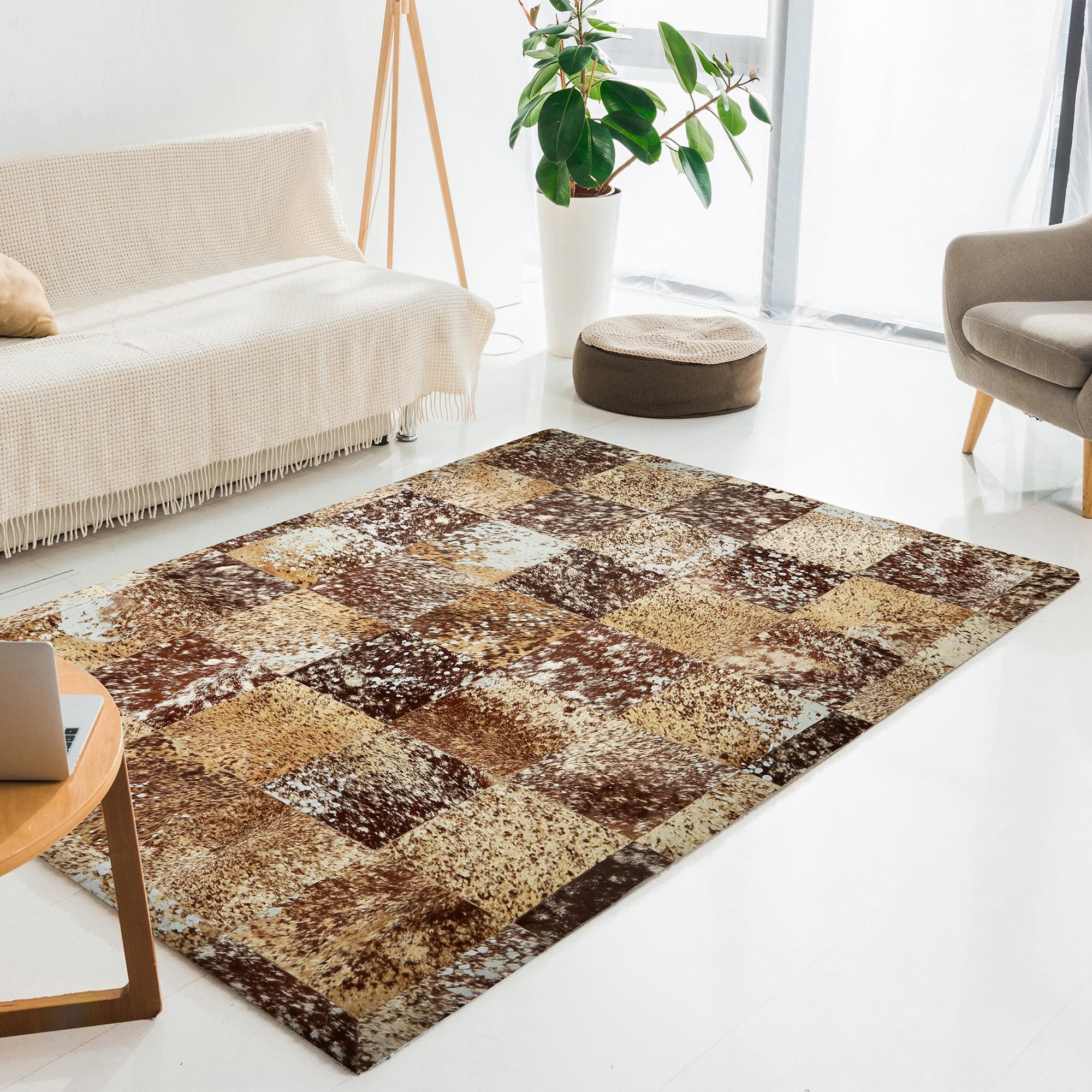 Kahverengi Doğal Dana Derisi Patchwork Halı – El Yapımı Şık Salon Halısı