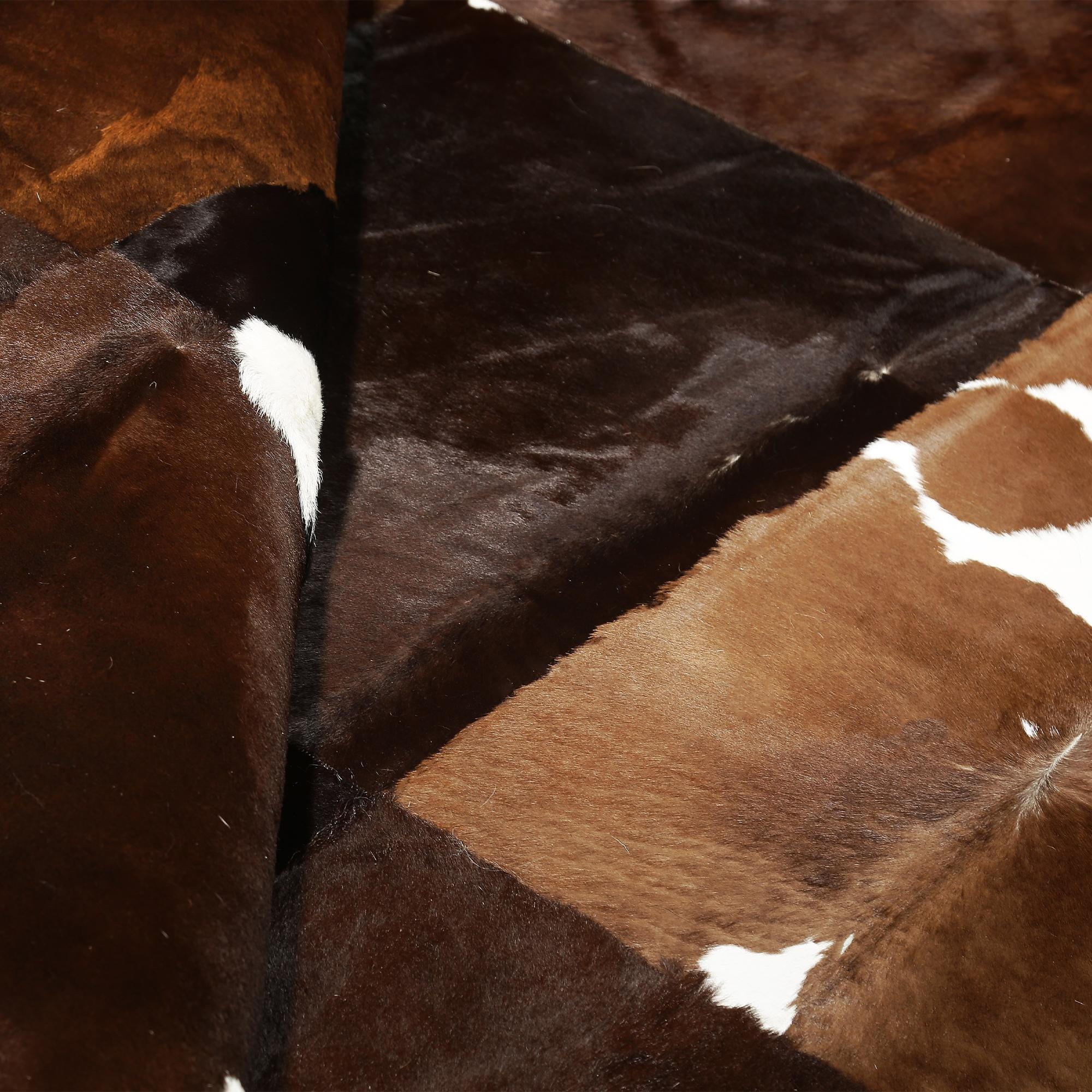 Koyu Kahverengi ve Beyaz Tonlarda Gerçek Dana Derisi Lüks Salon Halısı