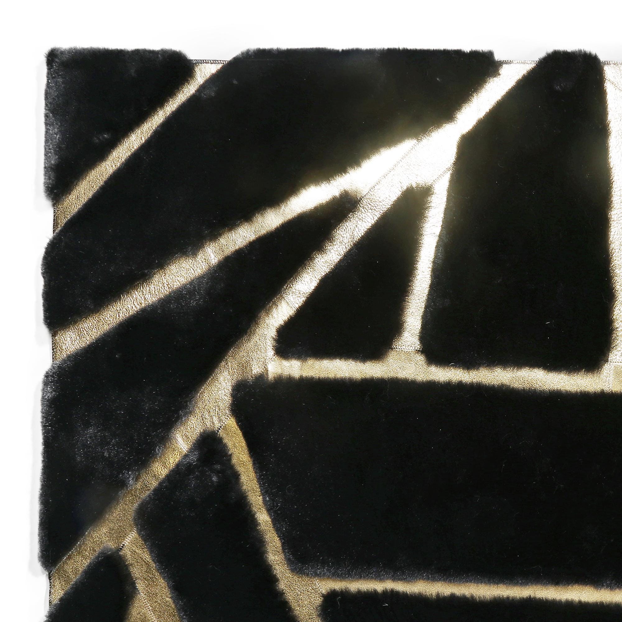 Altın Detaylı Siyah Yumuşak Peluş Halı – Modern ve Şık Yumuşak Halı