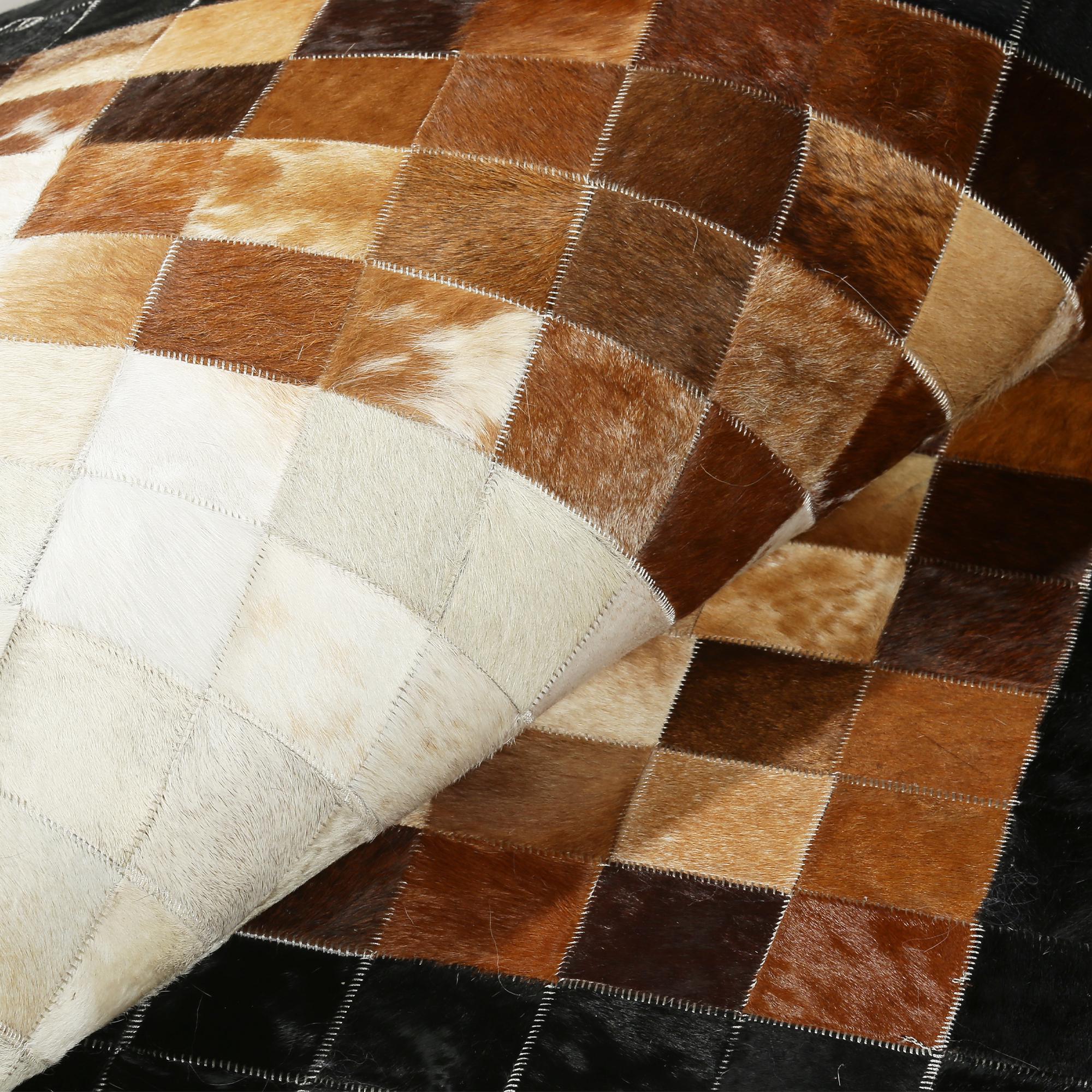 Doğal Tonlarda Siyah Kahverengi Dana Derisi Halı – El Dokuma Gerçek Deri Patchwork Giriş Halısı