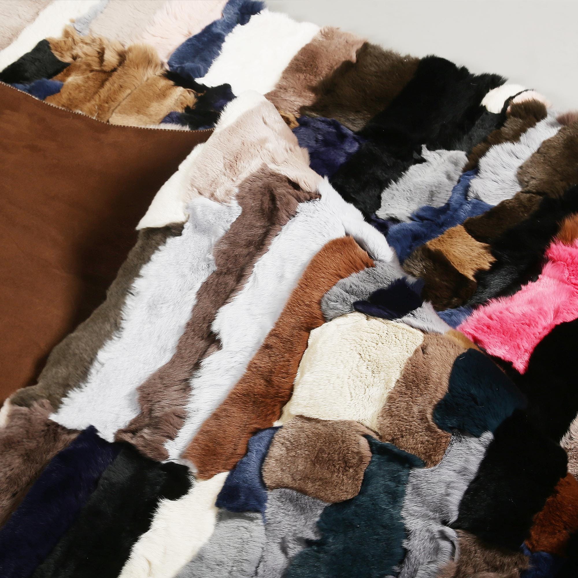 Çok Renkli Rex Tavşan Derisi Halı | El Yapımı Yumuşak Doğal Kürk Halı