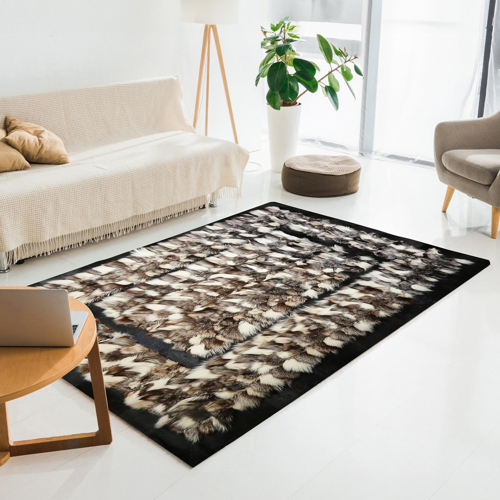Tilki Kürkü Halı Kahverengi Beyaz Siyah Kenarlı – El Yapımı Doğal Kürk Salon Halısı