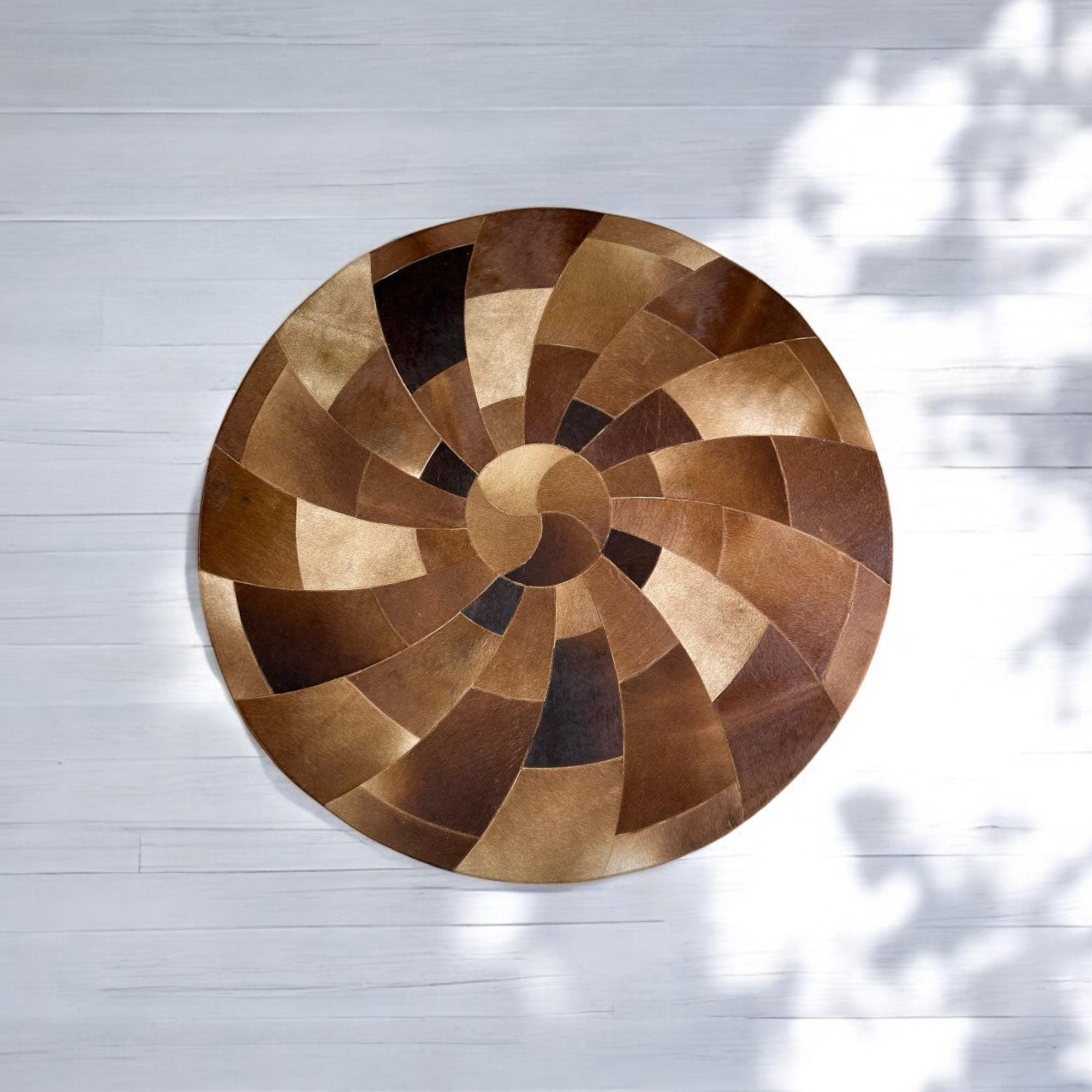 Spiral Desenli Kahverengi Yuvarlak Dana Derisi Halı