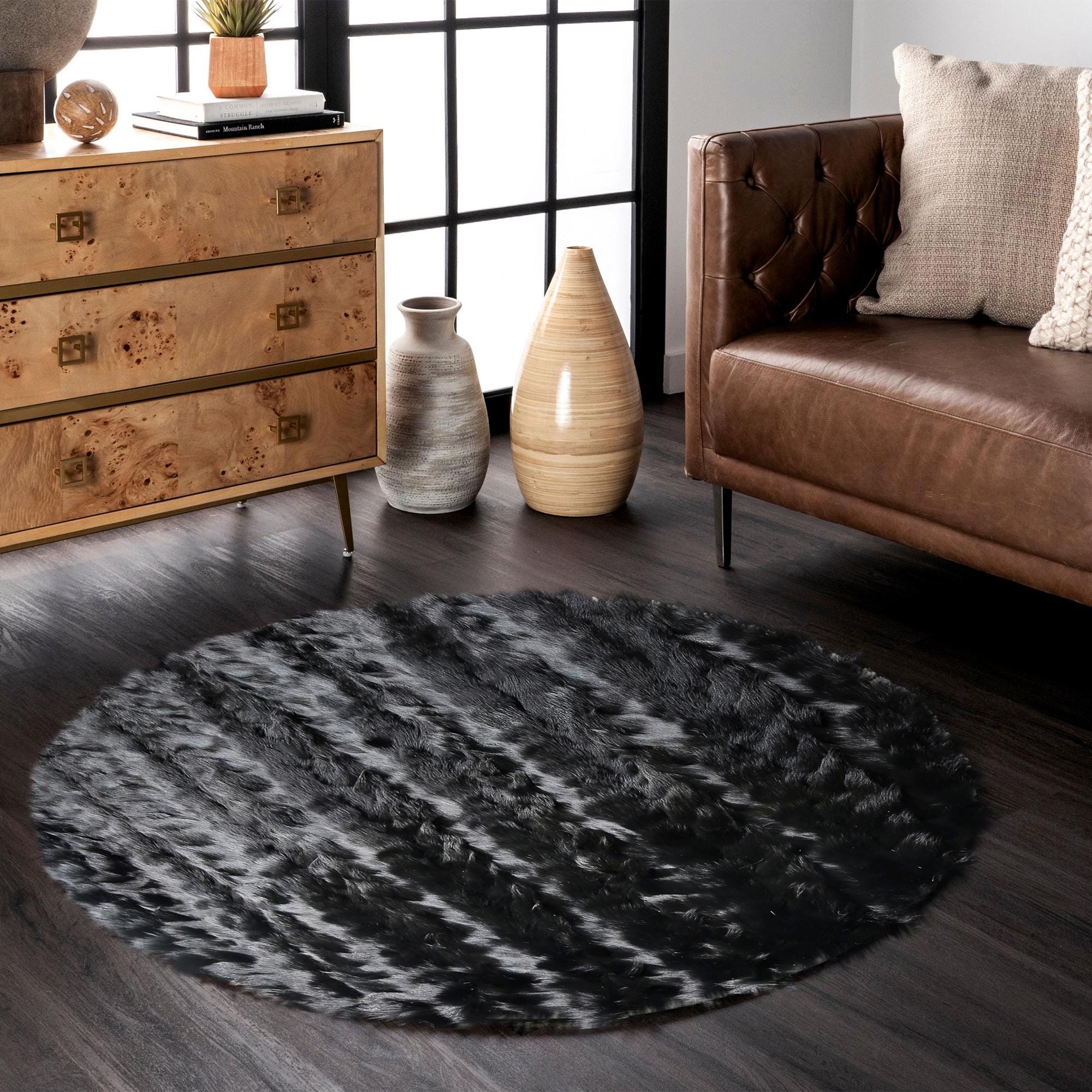 Siyah Tüylü Yuvarlak Dana Derisi Halı