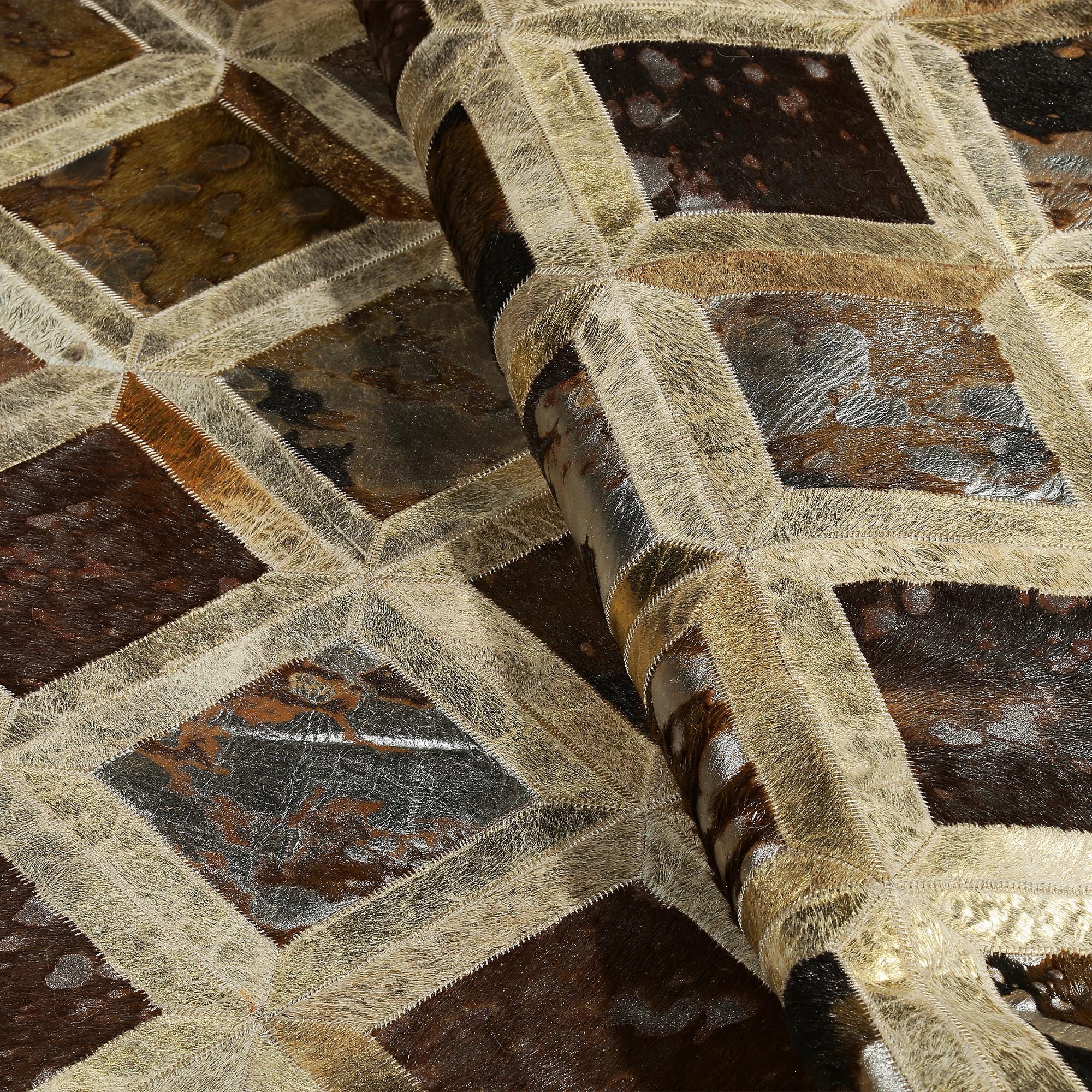 Altın Kahverengi Tonlu Dana Derisi Patchwork Halı – El Dokuma Hakiki Deri Şık Salon Halısı