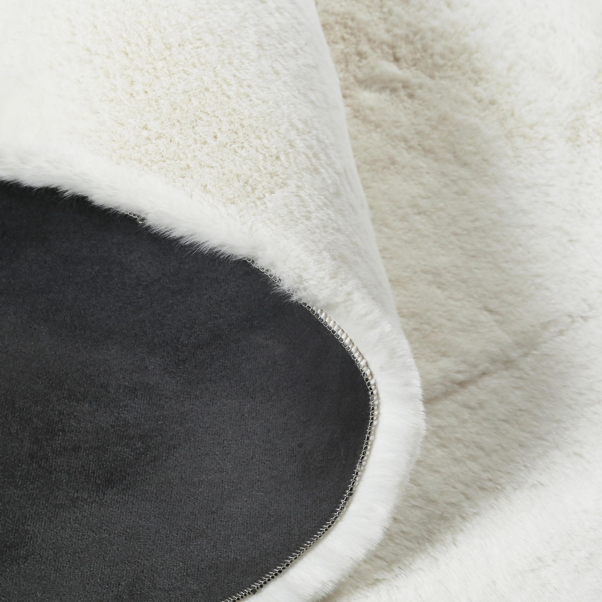 Beyaz Yuvarlak Peluş Halı – Yumuşak Dokulu Kaymaz Tabanlı Dekoratif Halı