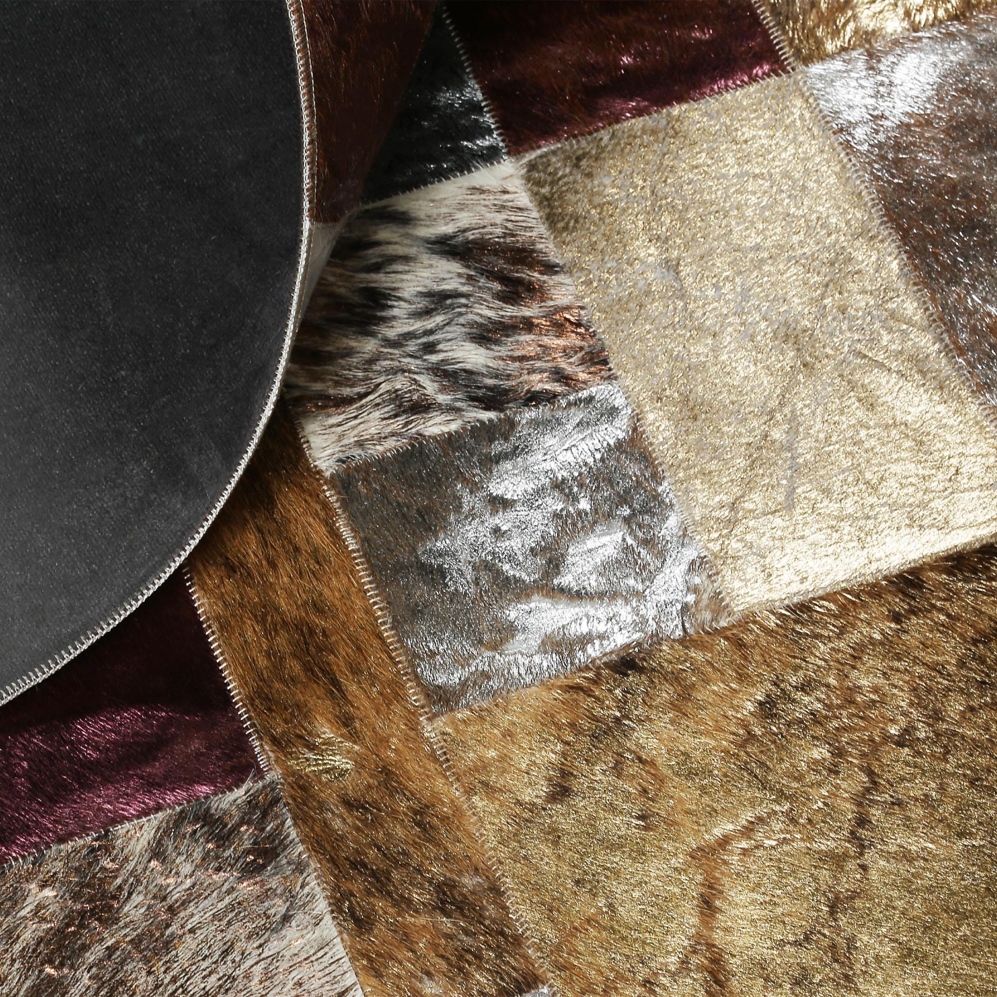 Altın Detaylı Kahverengi Dana Derisi Patchwork Halı – El Yapımı Hakiki Deri Lüks Giriş Halısı