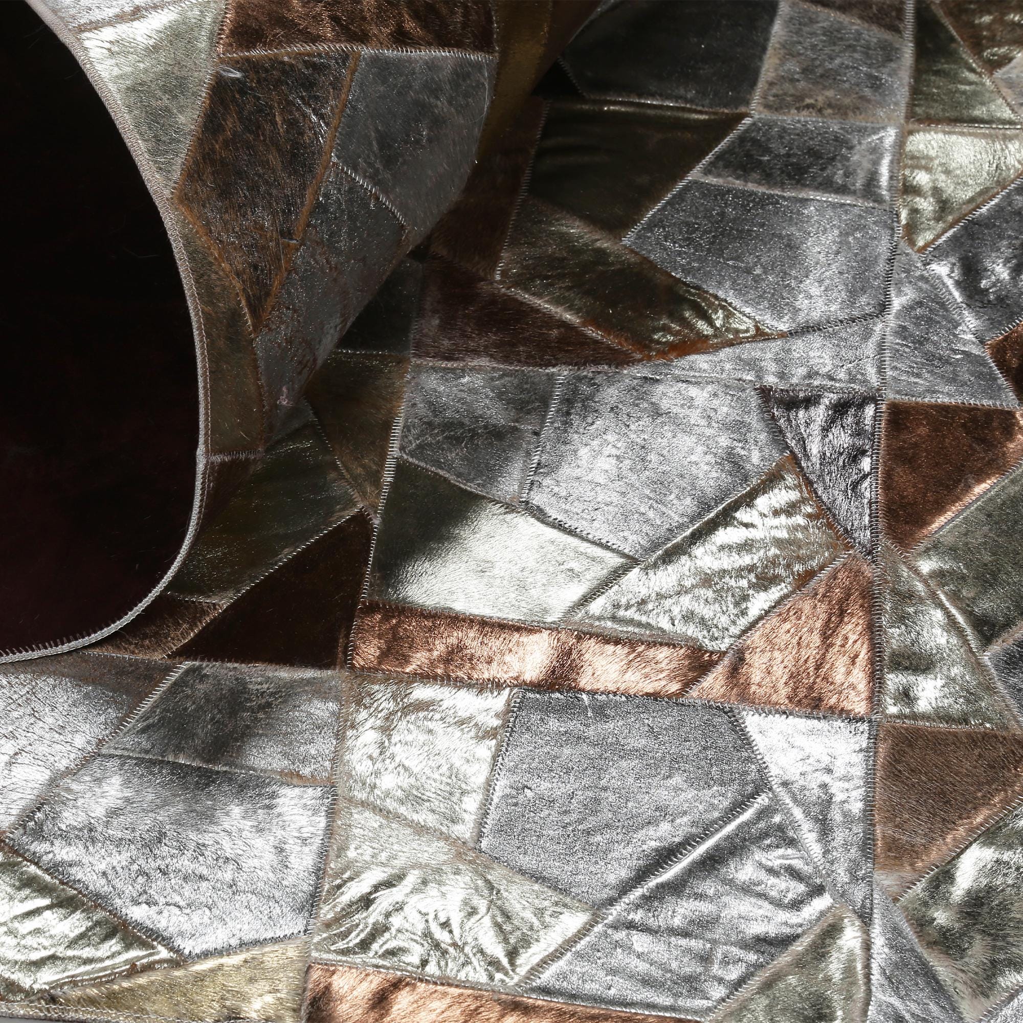 Gümüş Gri Dana Derisi Patchwork Halı – El Dokuma Hakiki Deri Lüks Giriş Halısı