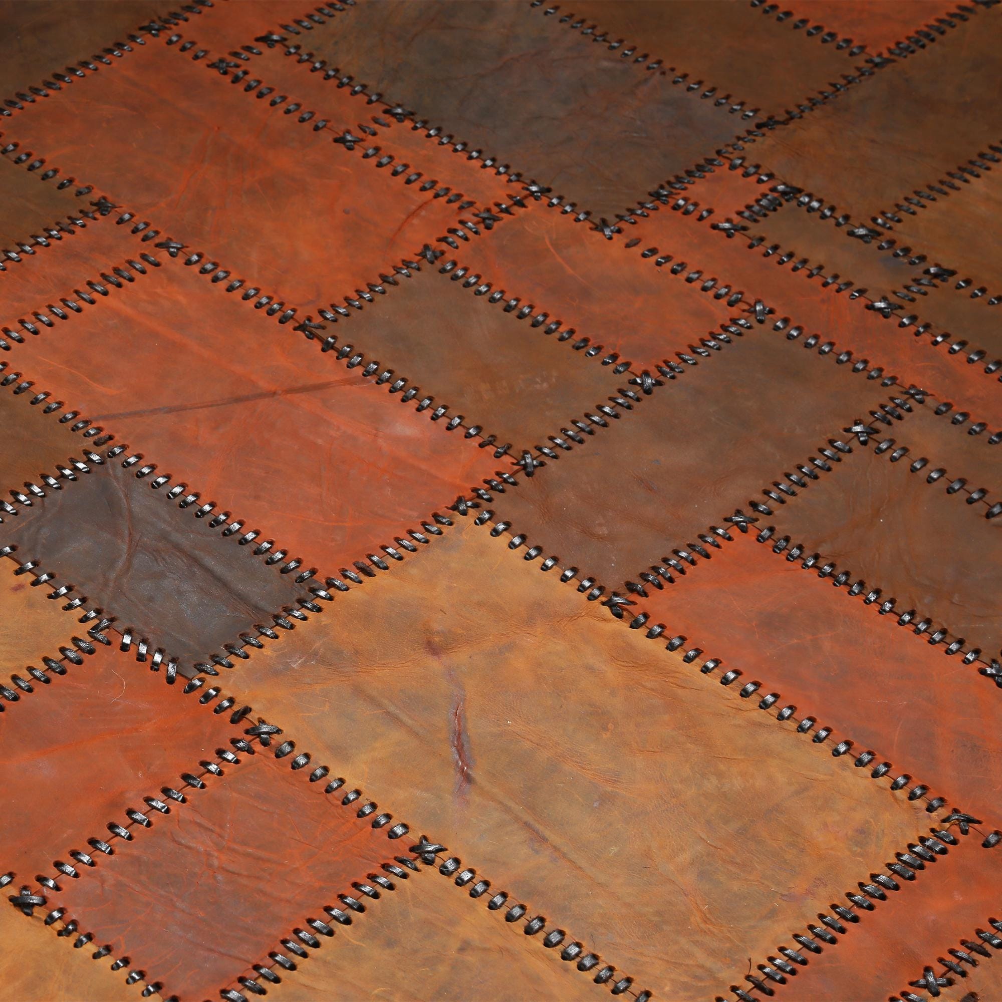 Kırmızı Tonlarında Yuvarlak Dana Derisi Halı - Şık Oturma Odası Halısı