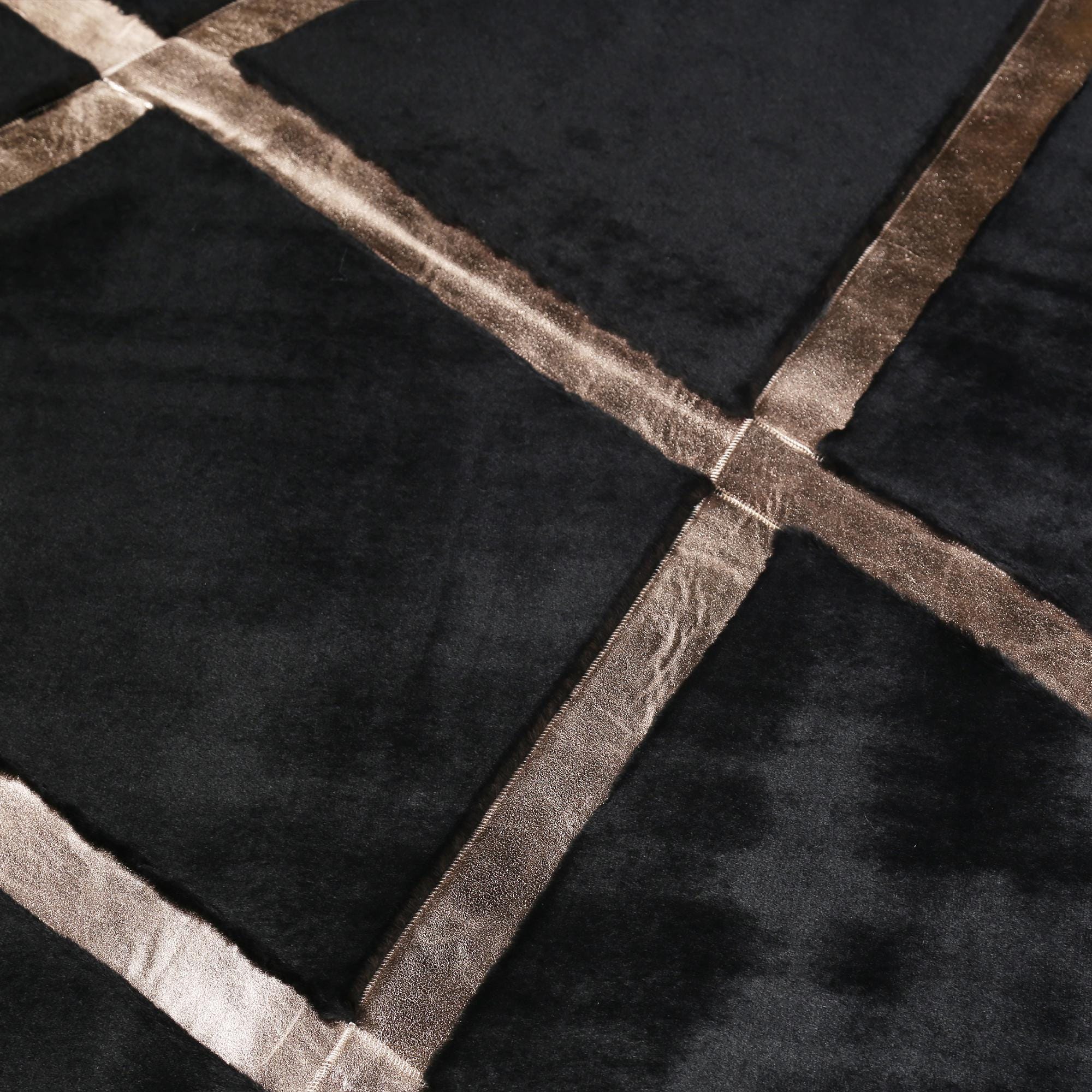 Siyah Zeminli Altın Çizgili Modern Desenli Yumuşak Peluş Lüks Salon Halısı