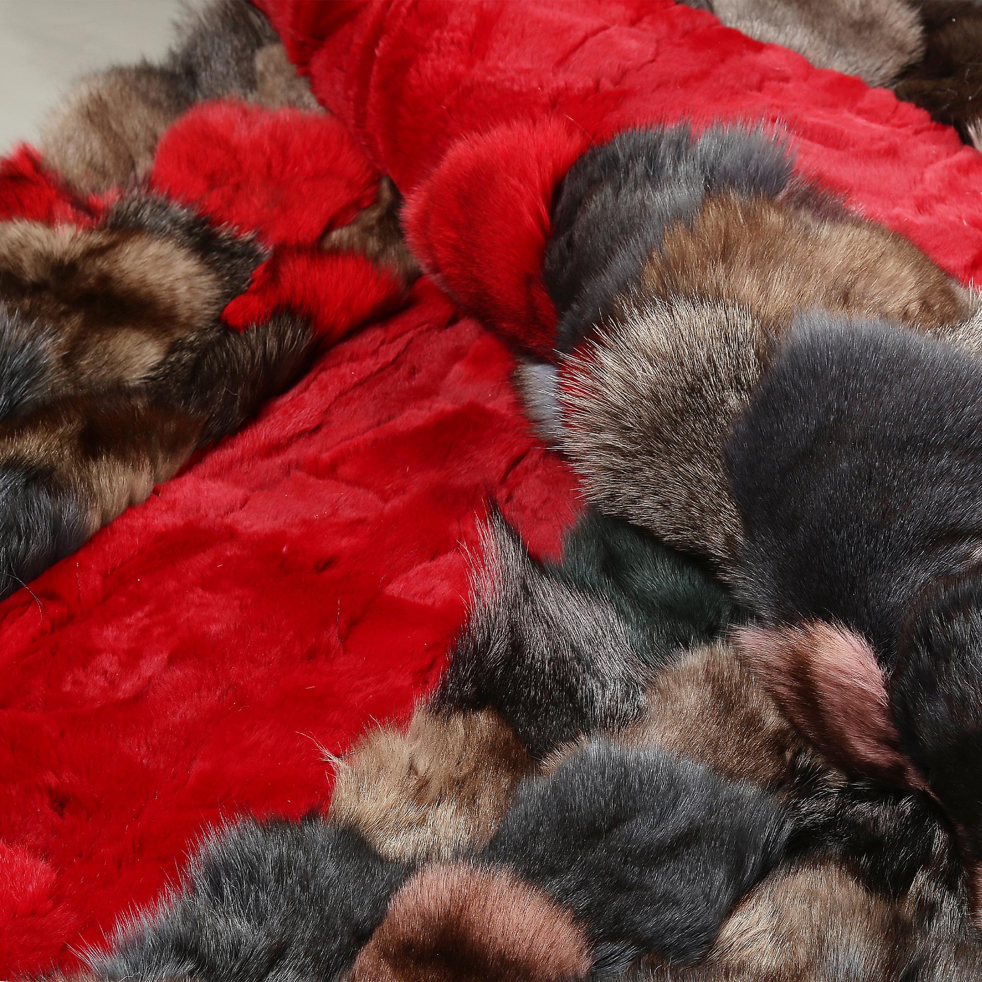 Çok Renkli Kırmızı Çerçeveli Tilki Kürkü Halı – El Yapımı Doğal Kürk Salon Halısı