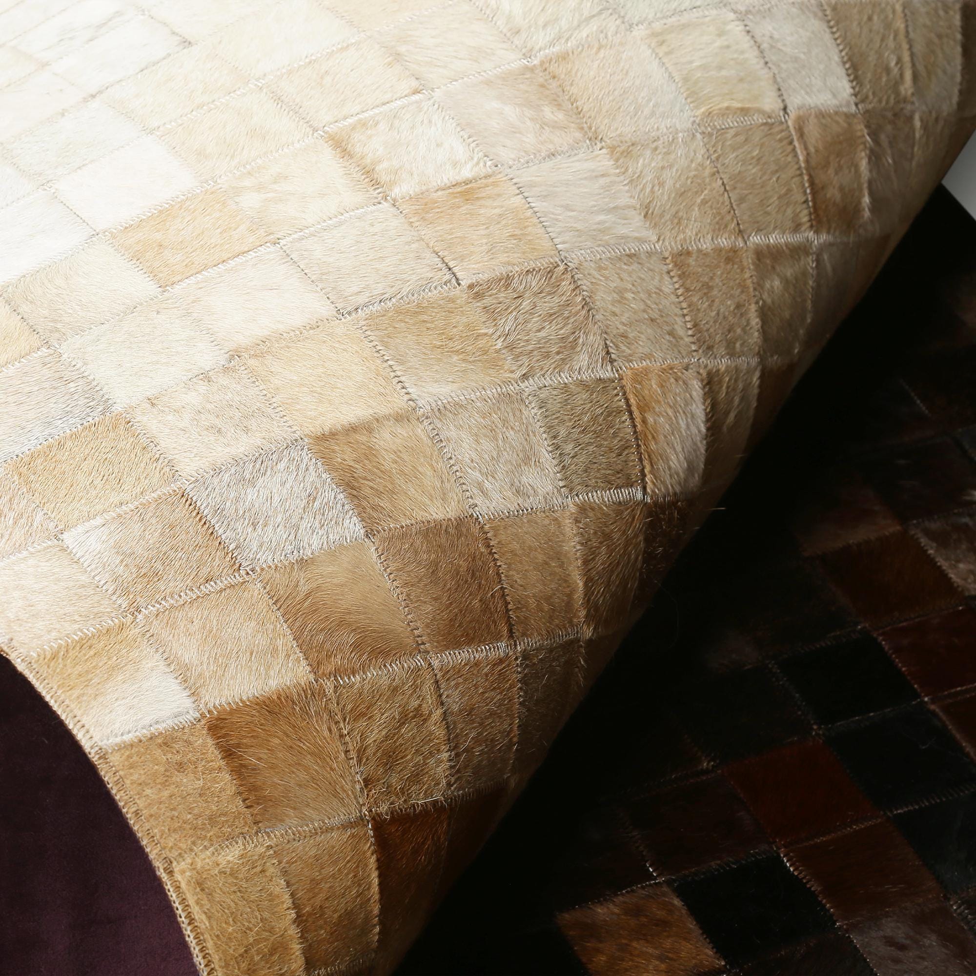 Kahverengi Geçişli Dana Derisi Patchwork Halı – El Yapımı Hakiki Deri Lüks Ev Dekorasyonu Halısı