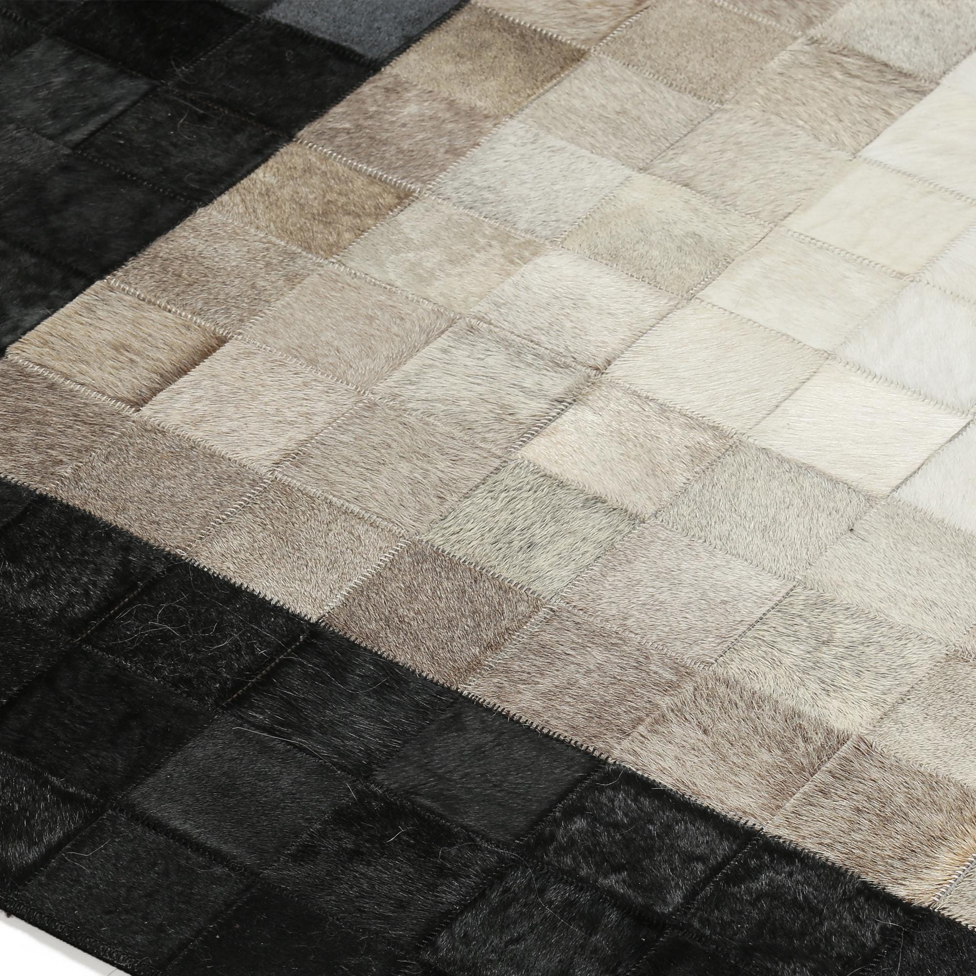 Bej Siyah Dana Derisi Patchwork Halı – El Dokuma Hakiki Deri Şık Giriş Halısı