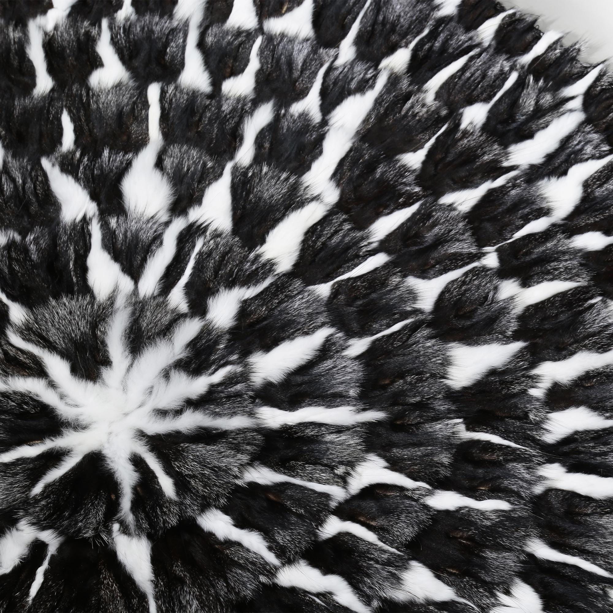 Yuvarlak Siyah Beyaz Tilki Kürkü Halı – El Yapımı Doğal Kürk Halı, Lüks Dekoratif Yuvarlak Salon Halısı