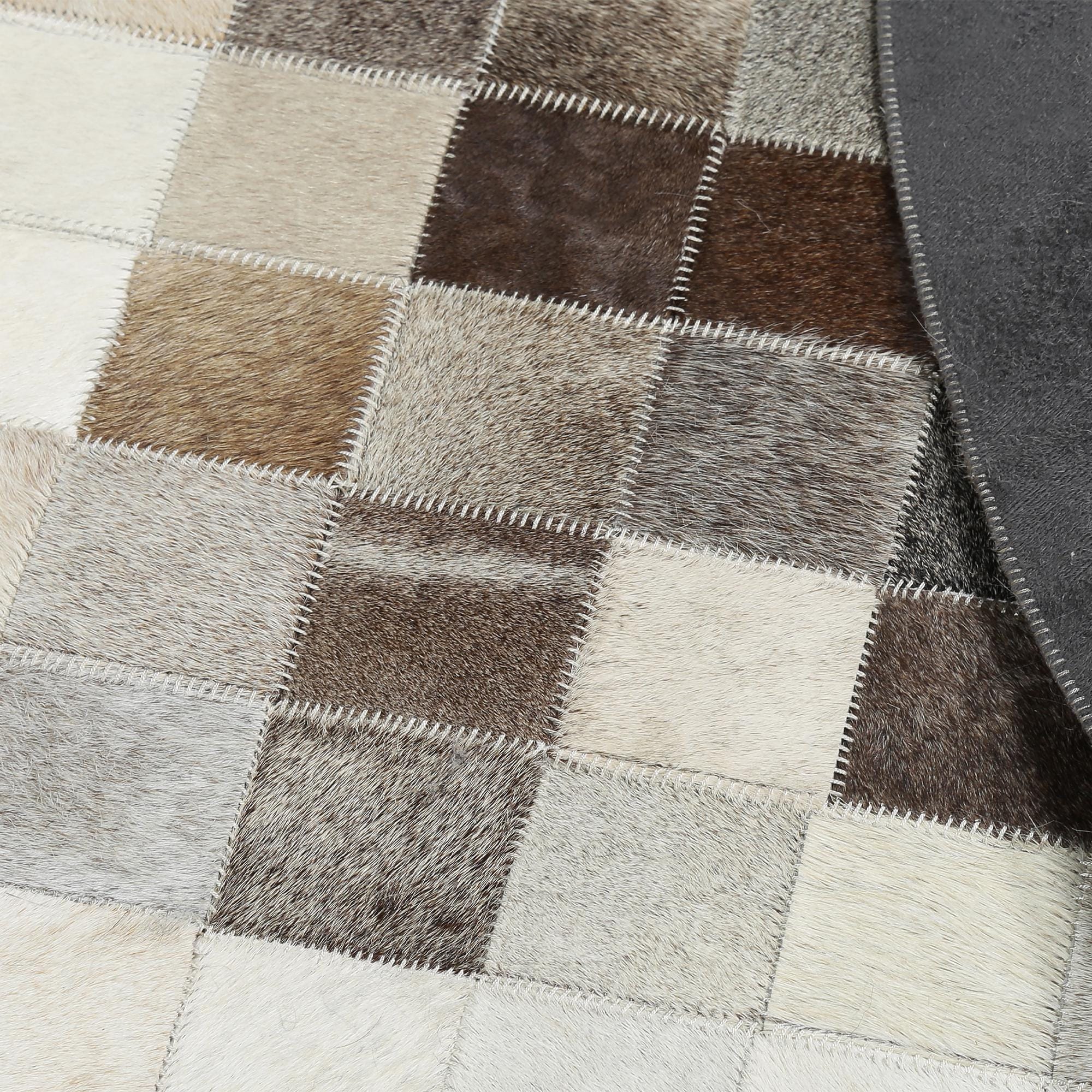 Gri Patchwork Yuvarlak Dana Derisi Halı – El Yapımı Doğal ve Modern Salon Halısı