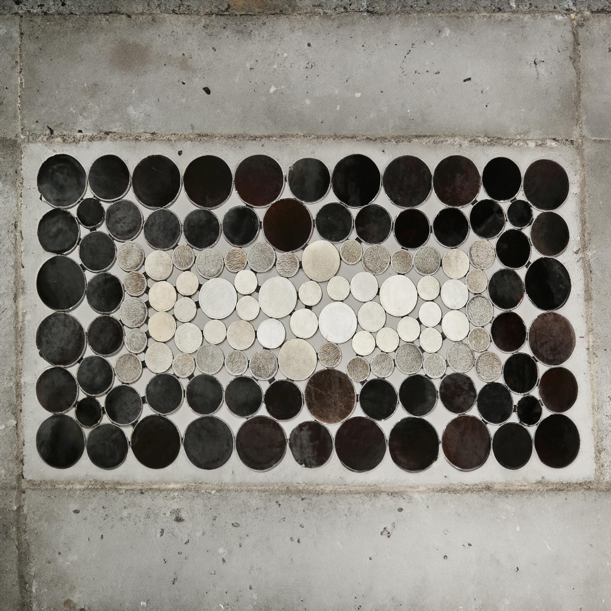 Siyah Gri Dana Derisi Patchwork Puantiye Halı - El yapımı Antre Halısı