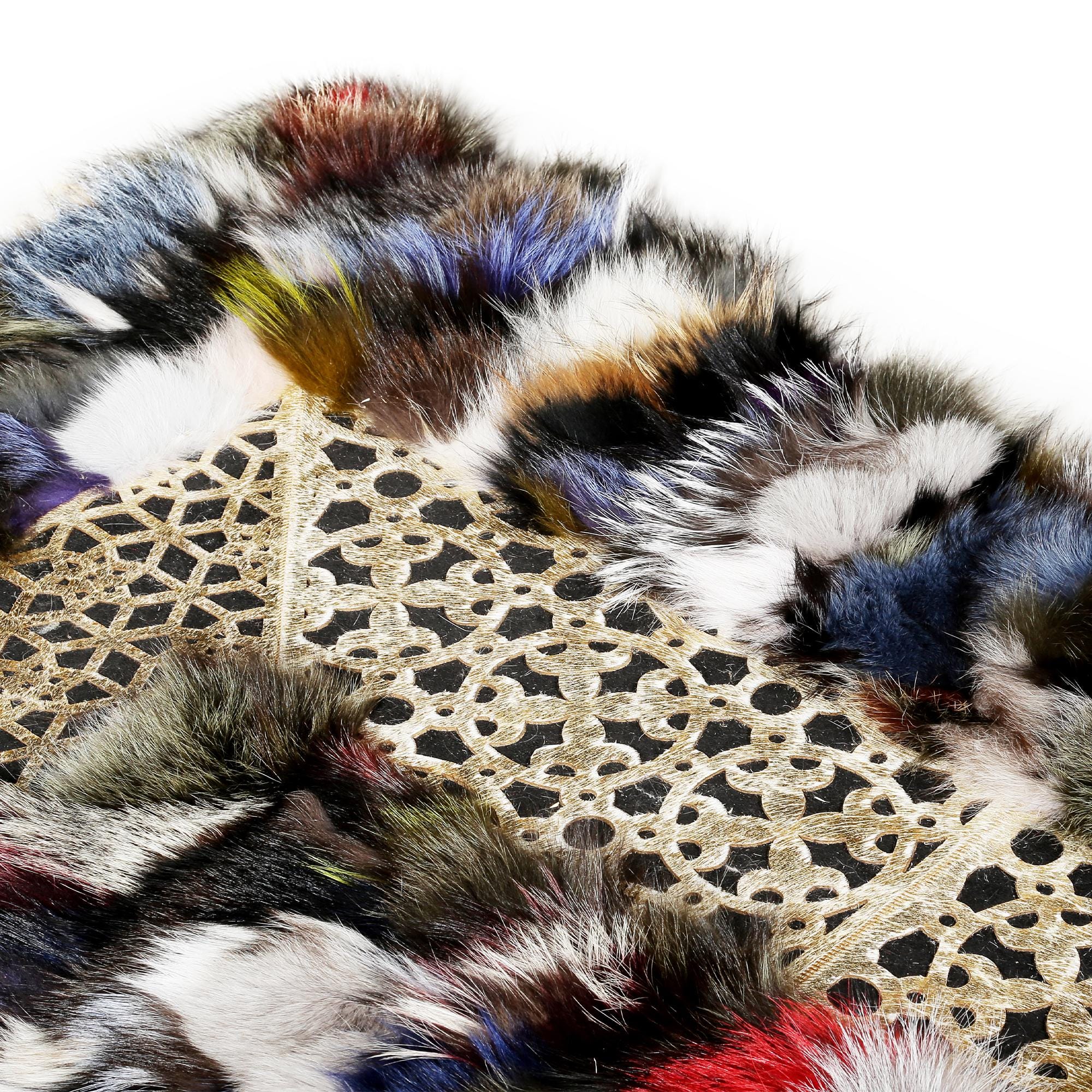 Renkli Dantel Kenarlı Tilki Kürkü Halı – El Yapımı Doğal Kürk Ortam Halısı