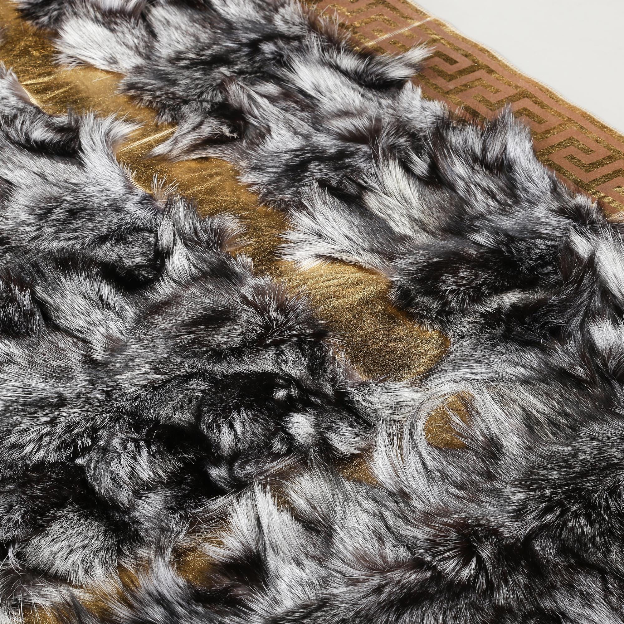 Altın Kenarlı Gri Beyaz Tilki Kürkü Halı – El Yapımı Doğal Kürk Salon Halısı