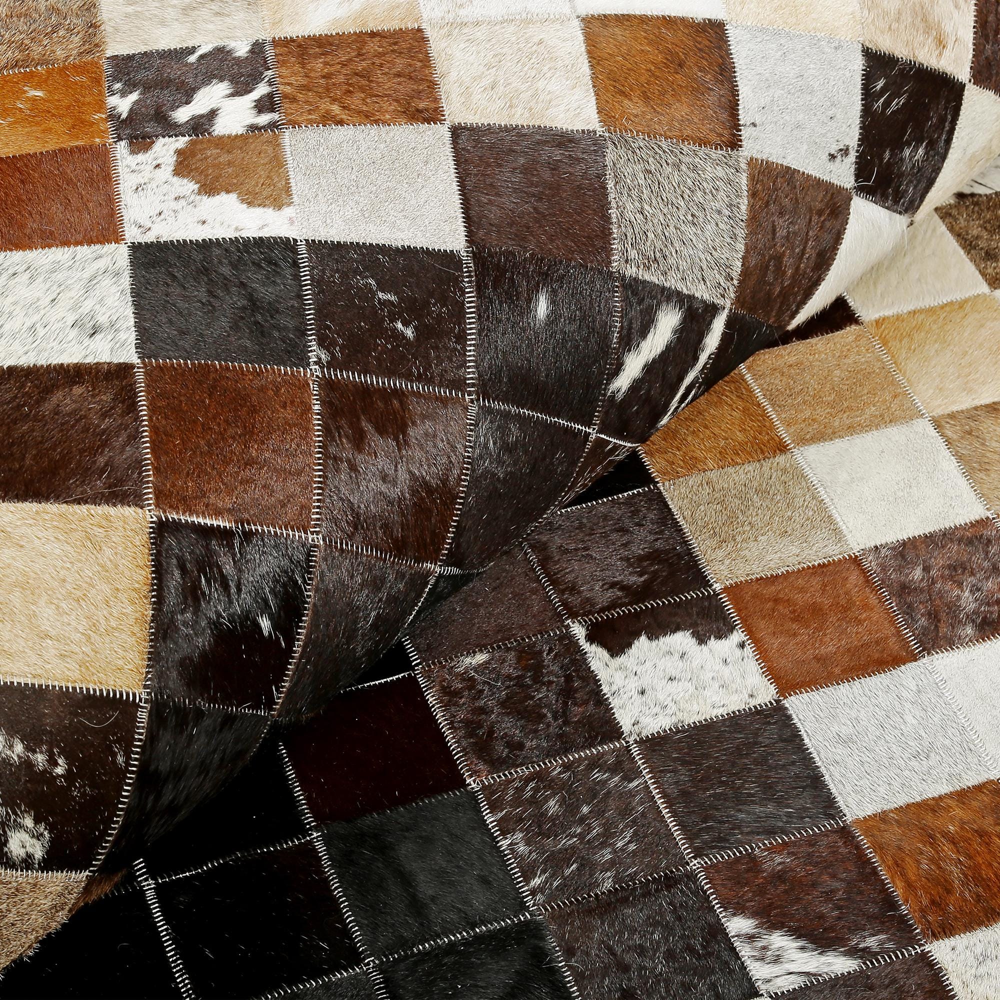 Kahverengi ve Krem Tonlarında Çerçeveli Kare Desenli Patchwork Gerçek Dana Derisi Halı