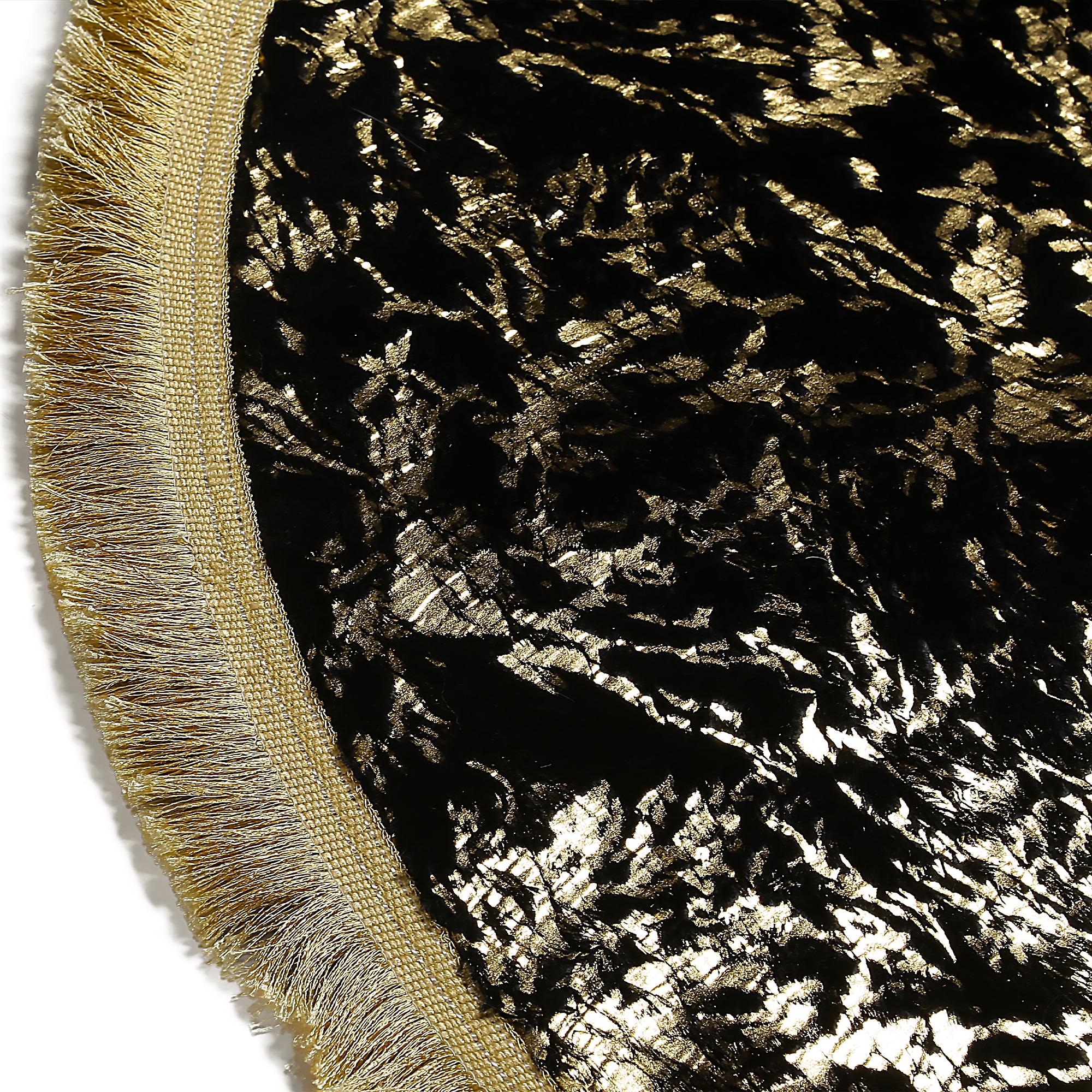 Altın Çiçek Desenli Yuvarlak Dana Derisi Halı