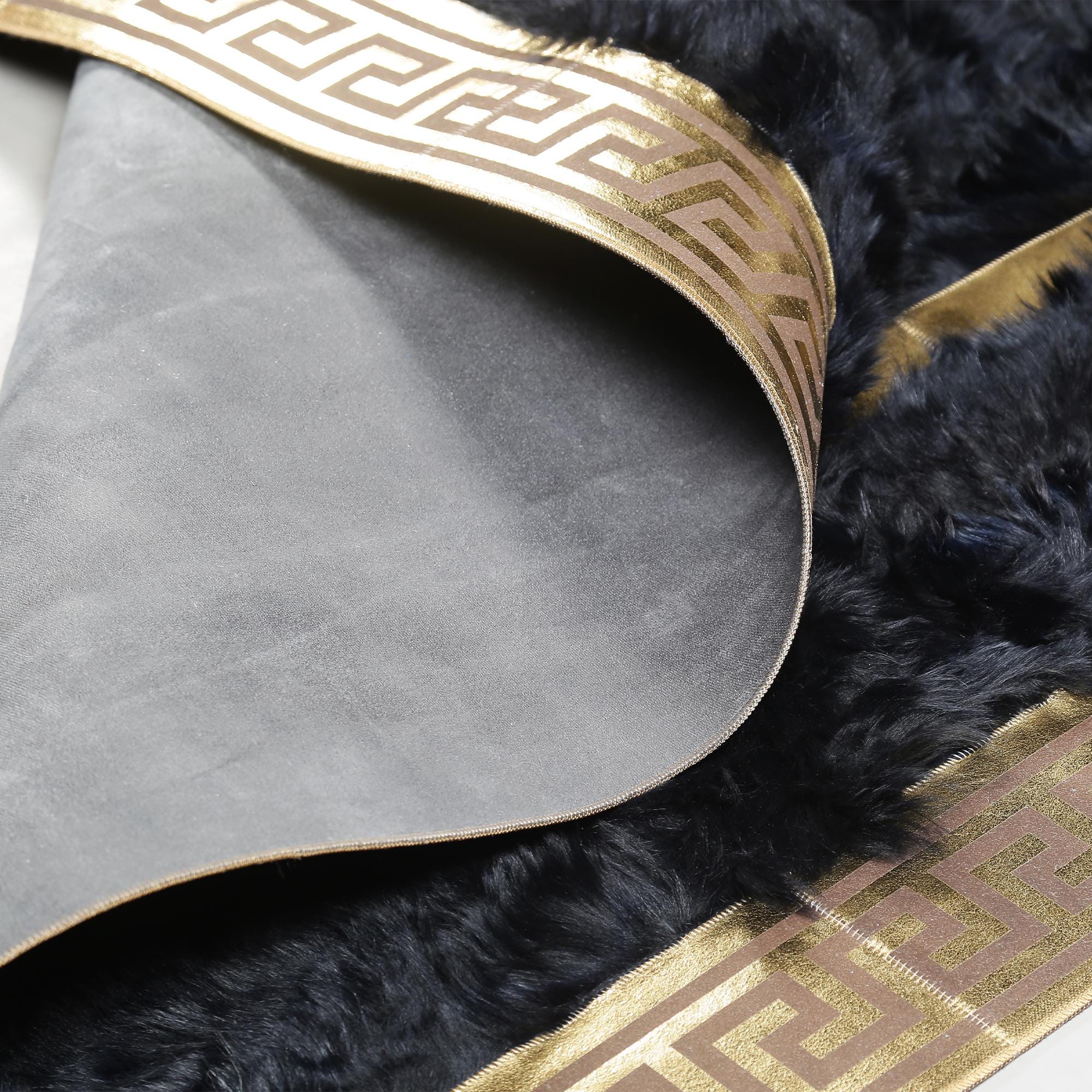 Lacivert Patchwork Toskana Derisi Halı – Altın Şeritli ve Bordürlü, El Yapımı Hakiki Deri Lüks Halı