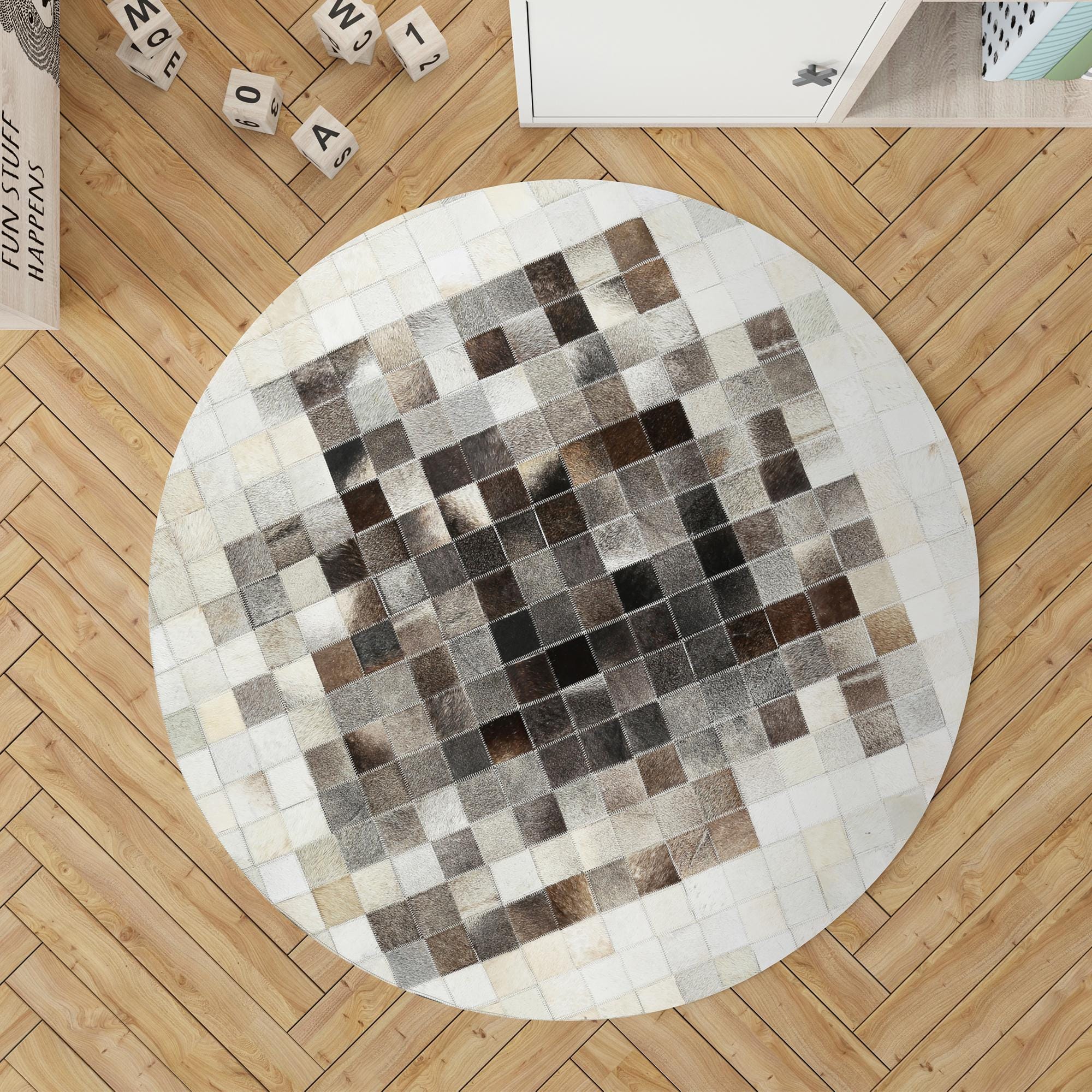 Gri Patchwork Yuvarlak Dana Derisi Halı – El Yapımı Doğal ve Modern Salon Halısı