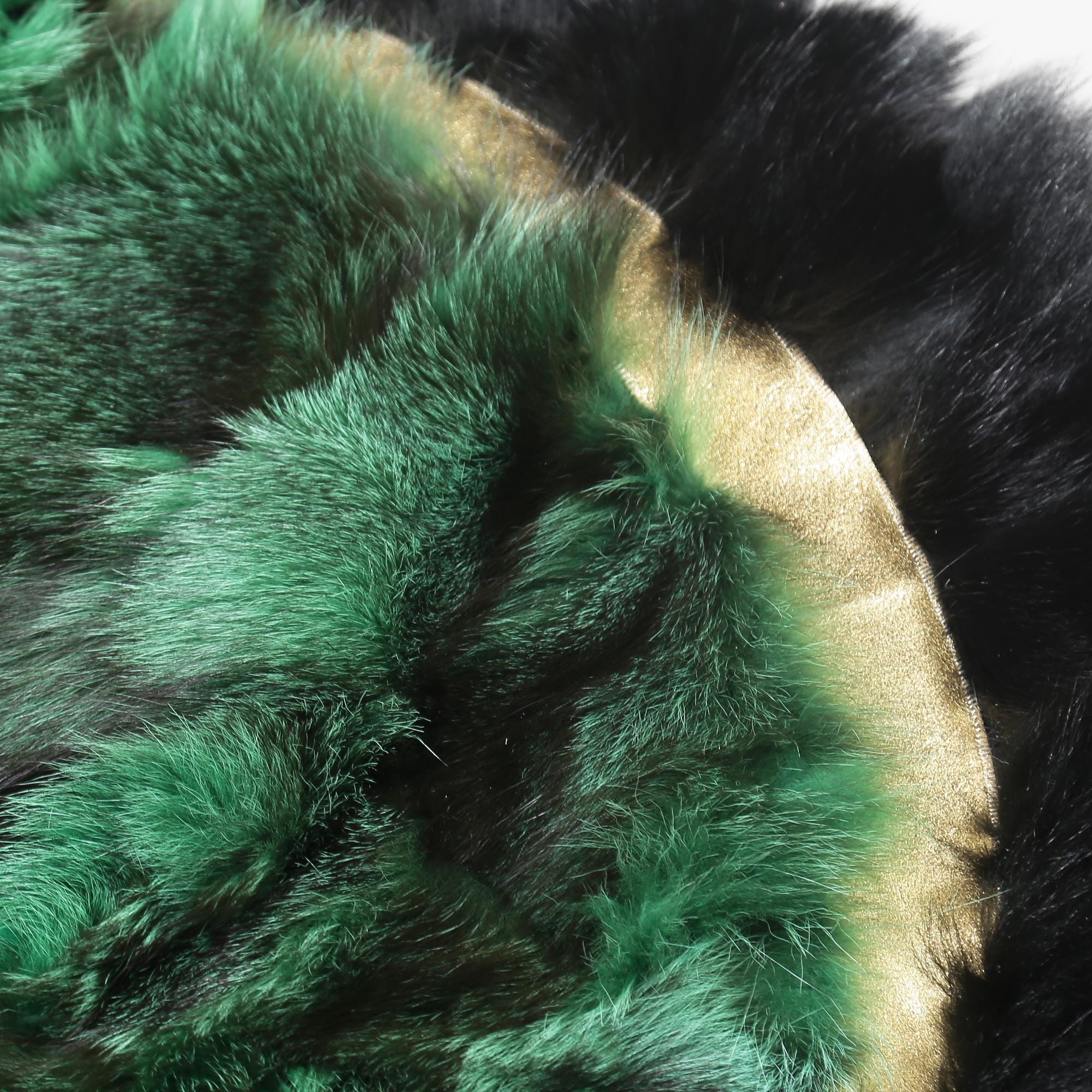 Yeşil Siyah Oval Tilki Kürkü Halı – El Yapımı Doğal Kürk Salon Halısı