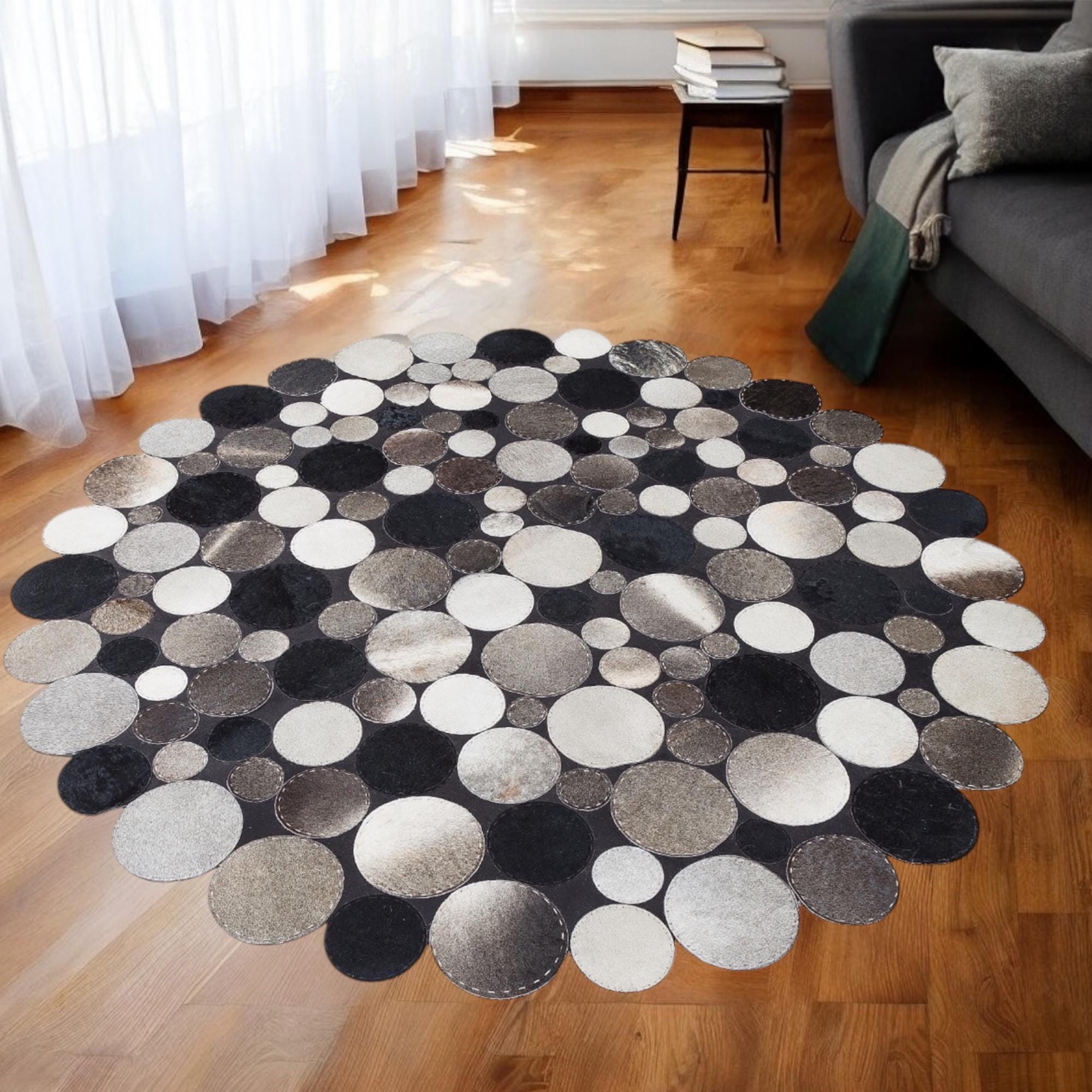 Siyah Gri Puantiyeli Yuvarlak Dana Derisi Halı