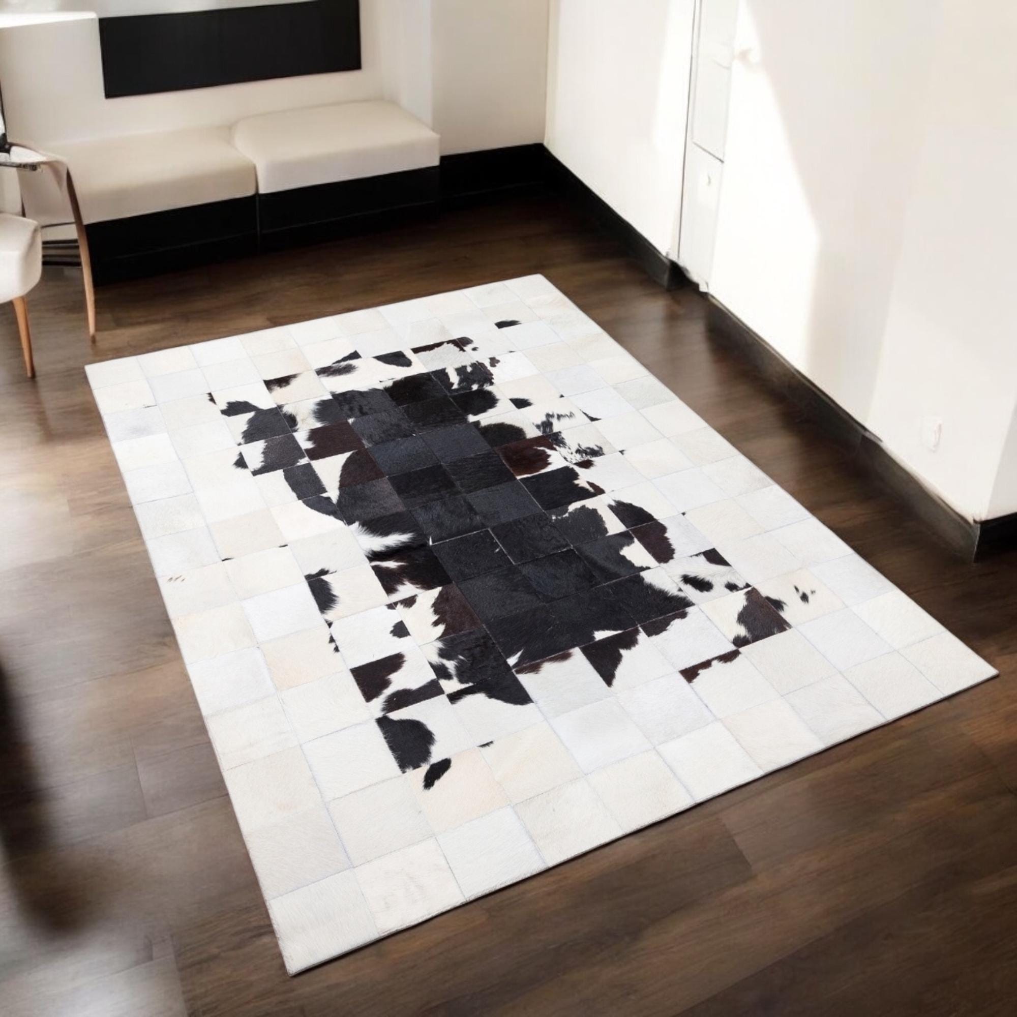 Doğal Beyaz Siyah Dana Derisi Patchwork Halı – El Dokuma Hakiki Deri Modern Salon Halısı