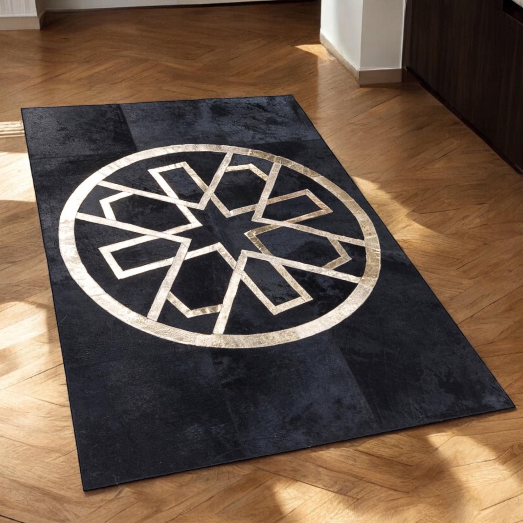 Siyah Altın Dana Derisi Patchwork Halı – El Dokuma Hakiki Deri Lüks ve Şık Salon Halısı