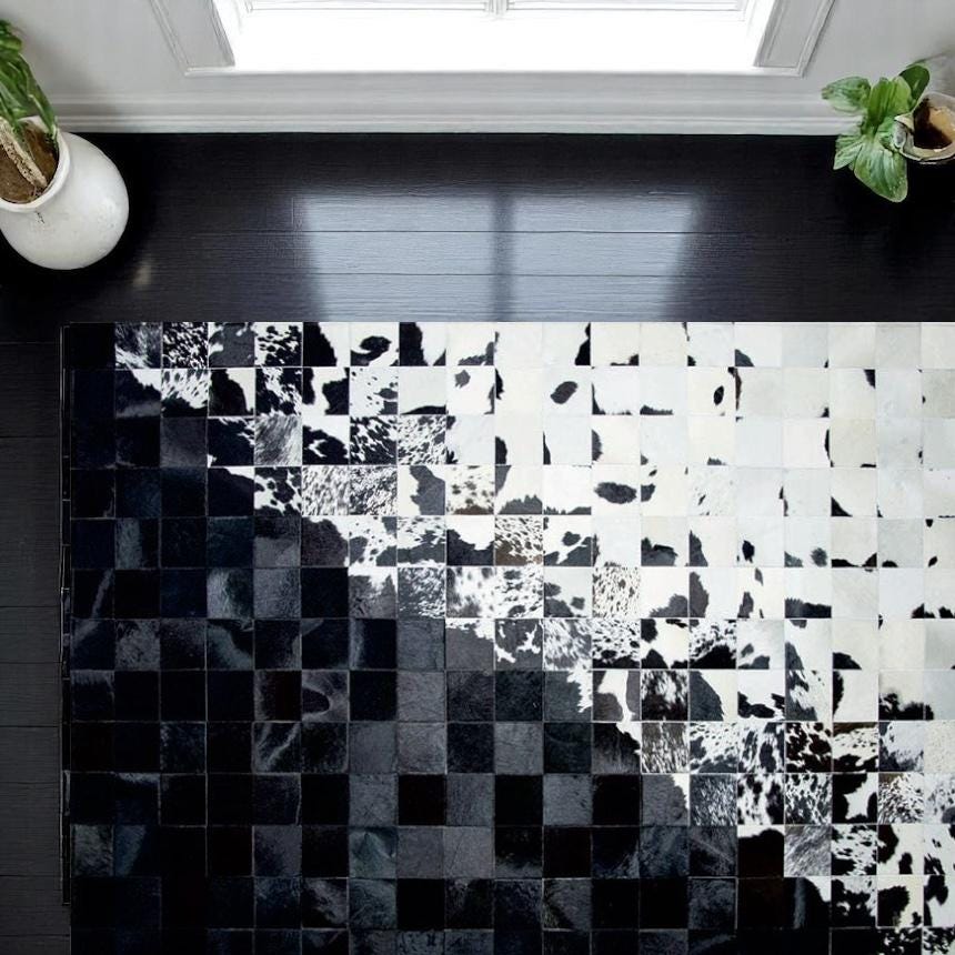 Siyah Beyaz Doğal Dana Derisi Patchwork Halı – El Yapımı Hakiki Deri Modern Giriş Halısı