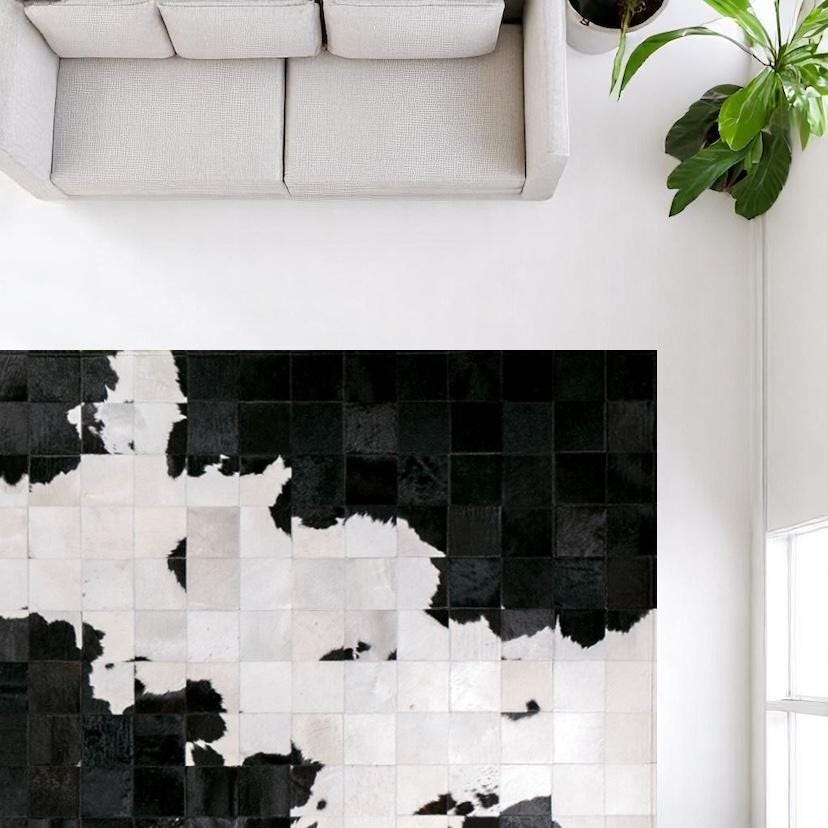 Beyaz Siyah Dana Derisi Patchwork Halı – El Yapımı Hakiki Deri Modern Dekoratif Halı