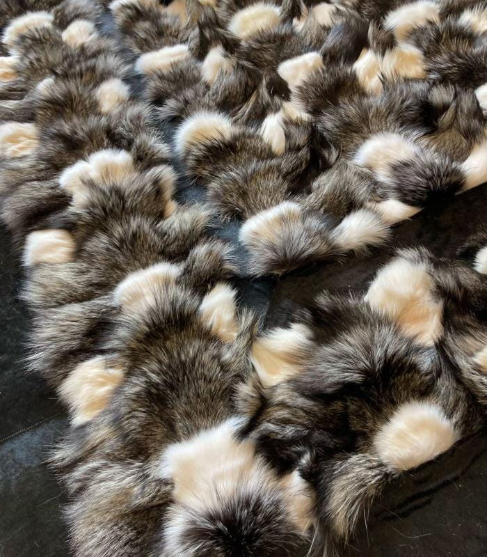 Siyah Beyaz Gri Üç Renk Tilki Kürkü Halı – El Yapımı Doğal Kürk Lüks Salon Halısı