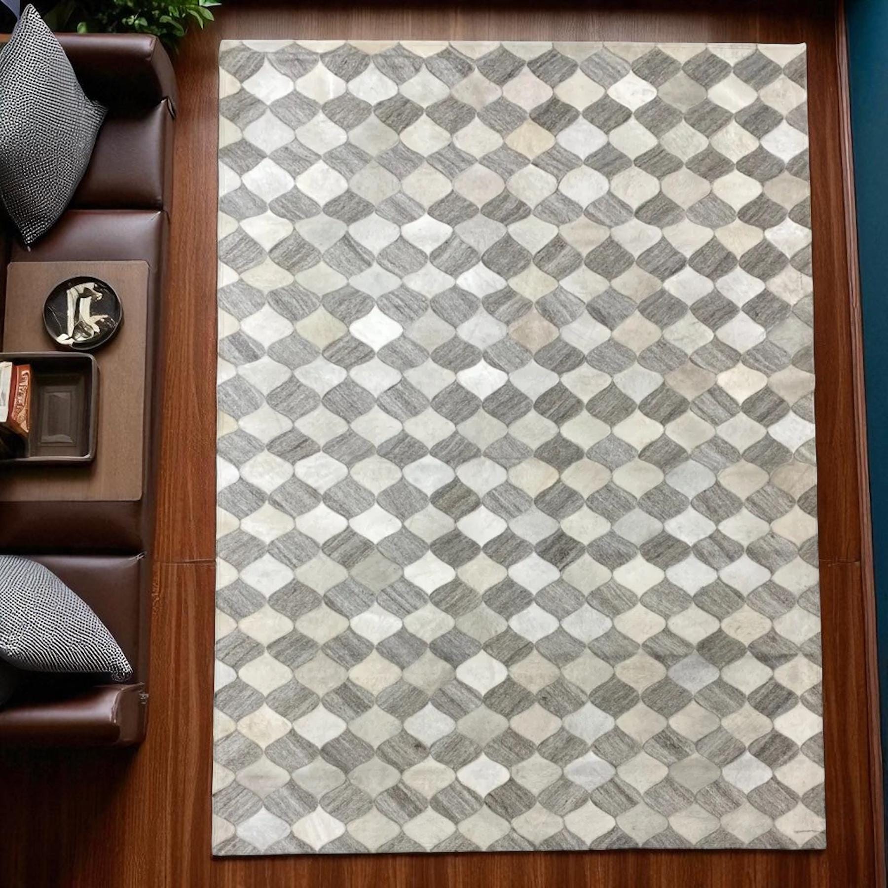 Gri Beyaz El Yapımı Halı – Doğal Dana Derisi Şık ve Modern Salon Halısı