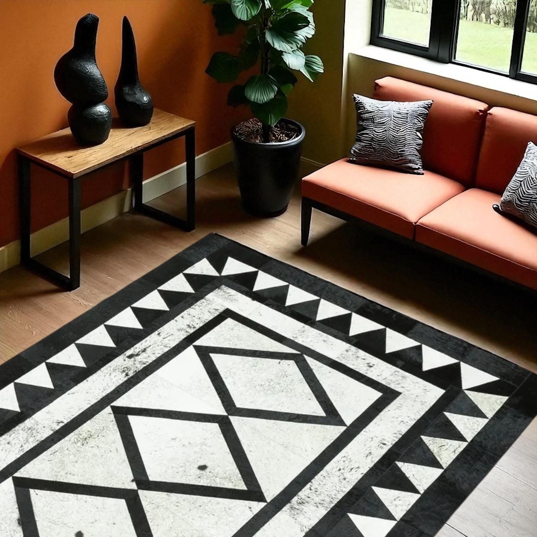 Siyah Beyaz El Yapımı Halı – Desenli Dana Derisi Modern Salon Halısı