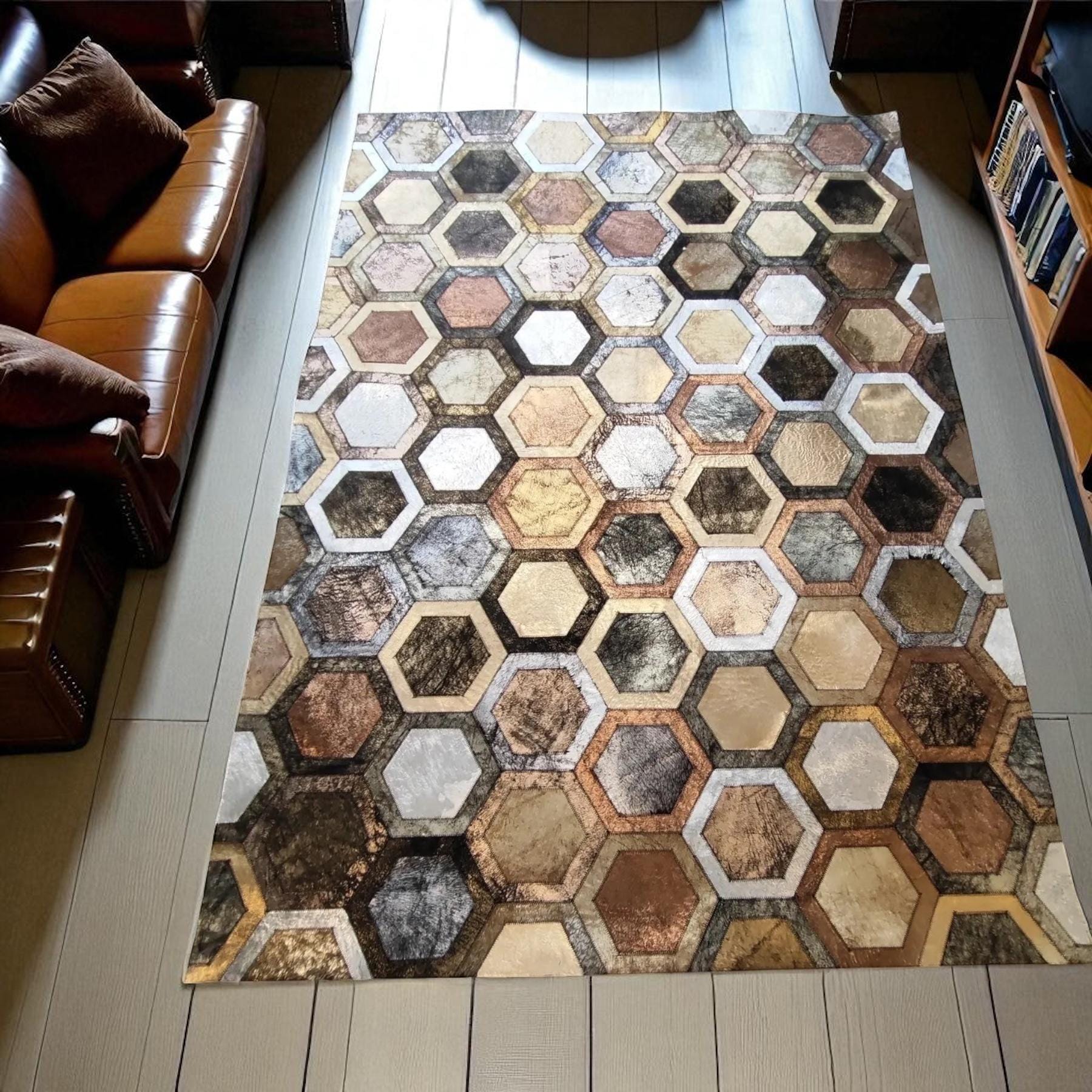 Doğal Dana Derisi Halı – Altıgen Desenli El Yapımı Şık Ortam Halısı