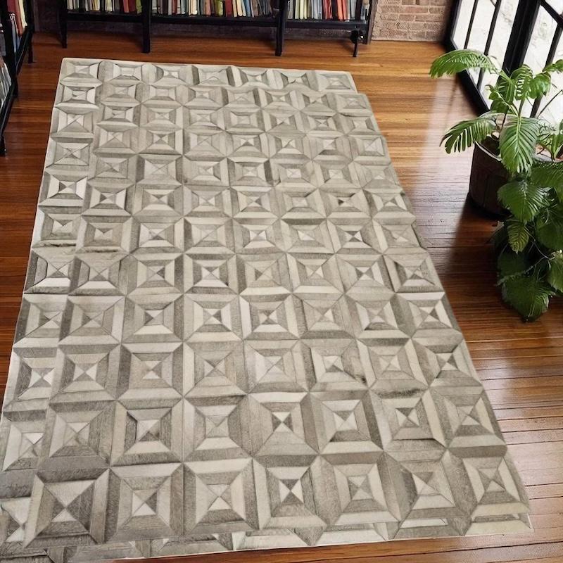 El Yapımı Desenli Gri Patchwork Halı – Doğal Dana Derisi Giriş Halısı