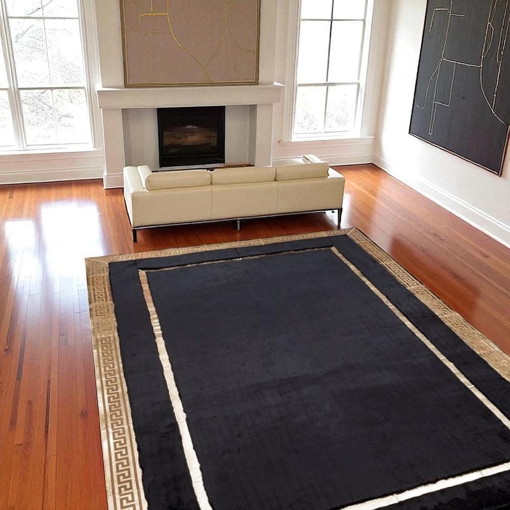 Altın Bordürlü Siyah Peluş Halı – El Yapımı Yumuşak ve Şık Salon Halısı